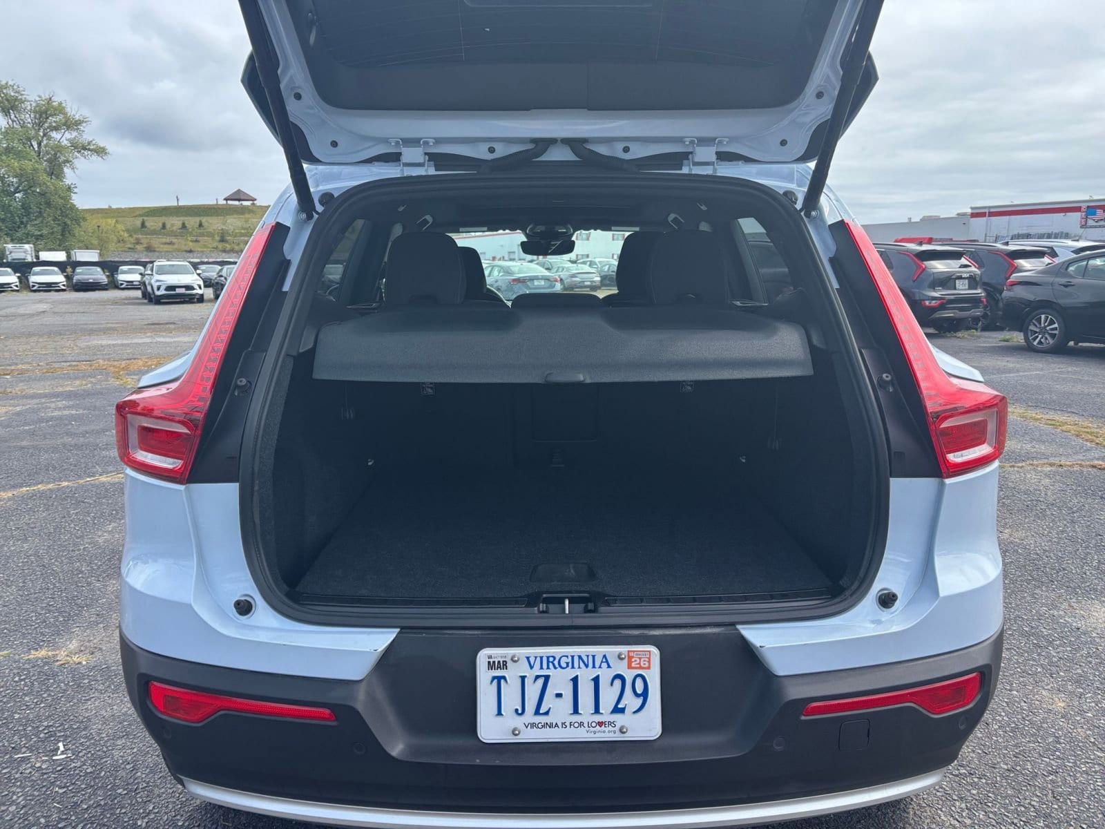 Thumbnail: 2024 Volvo XC40 - 28