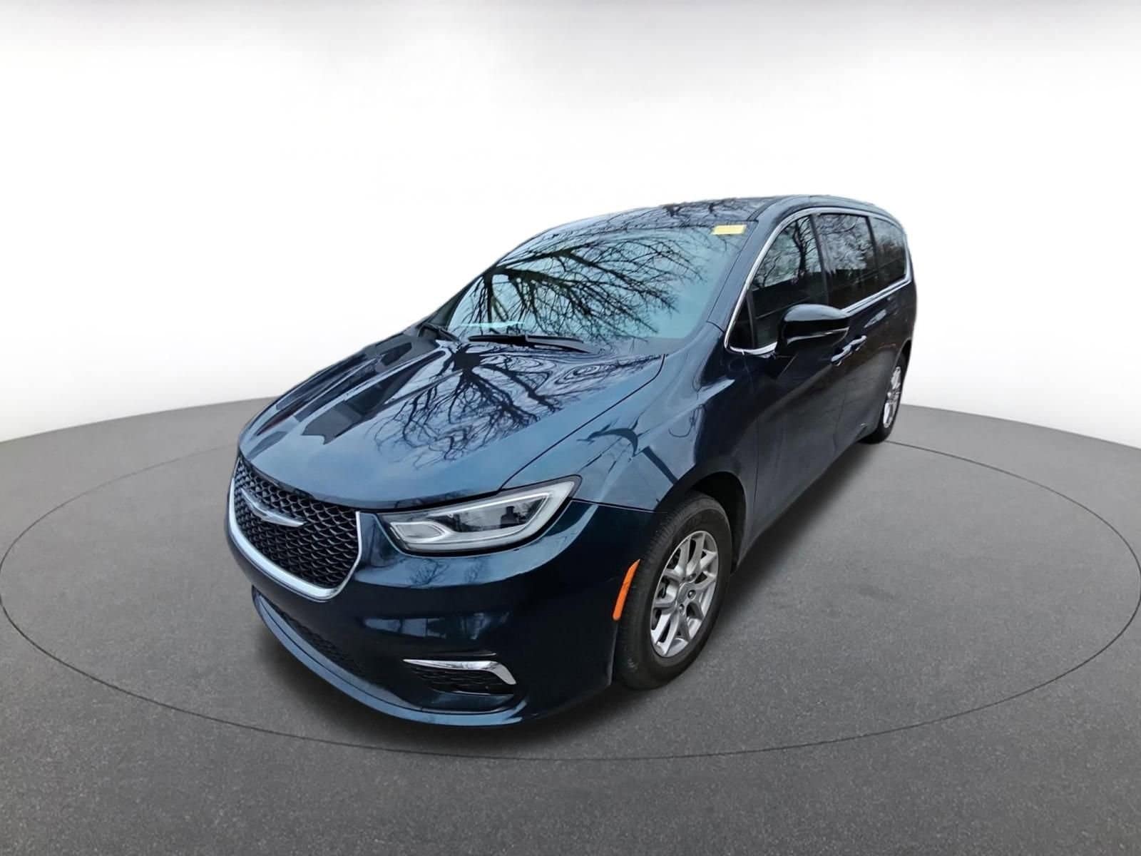 Thumbnail: 2025 Chrysler Pacifica - 3