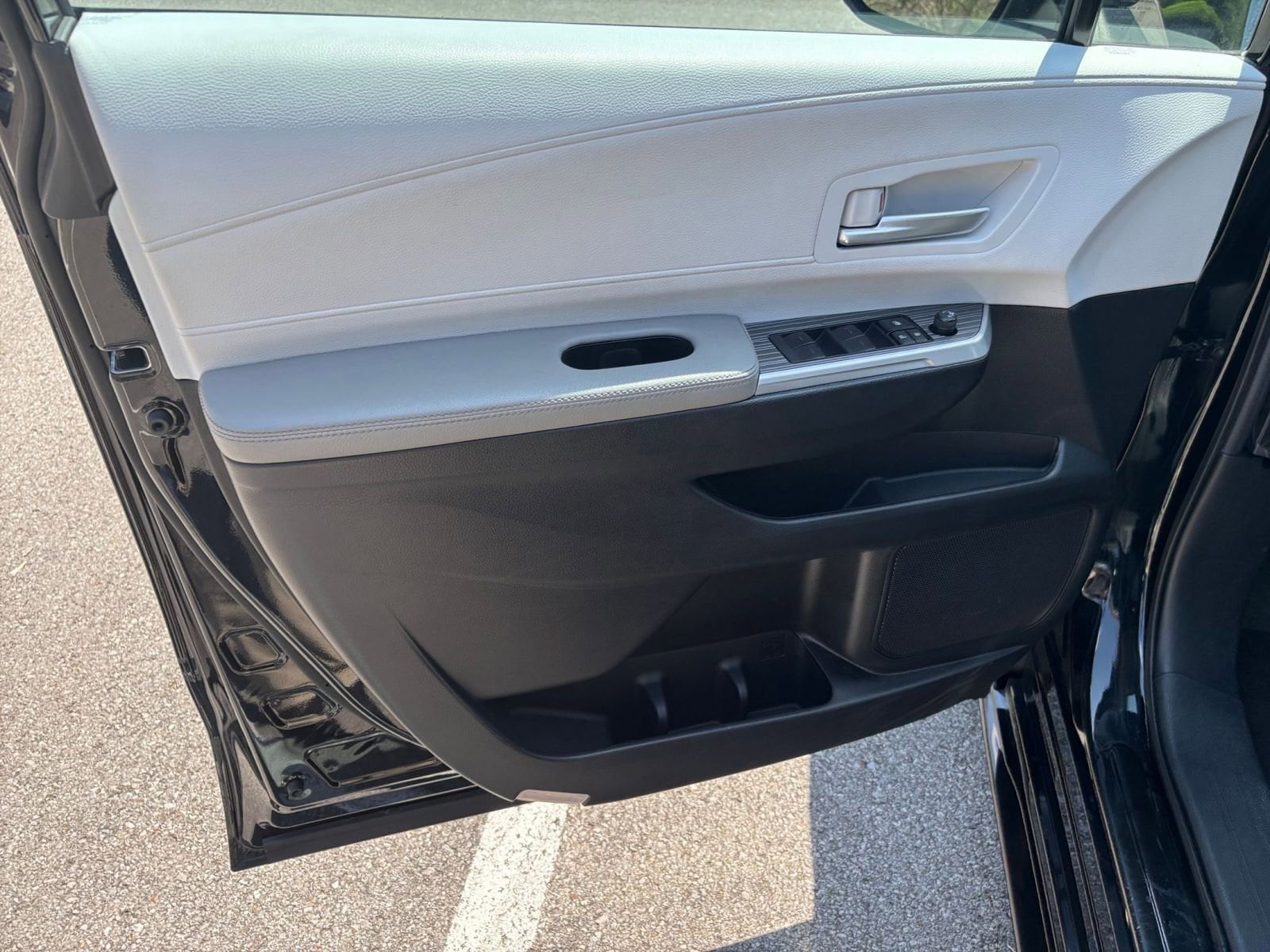 Thumbnail: 2025 Toyota Sienna - 18