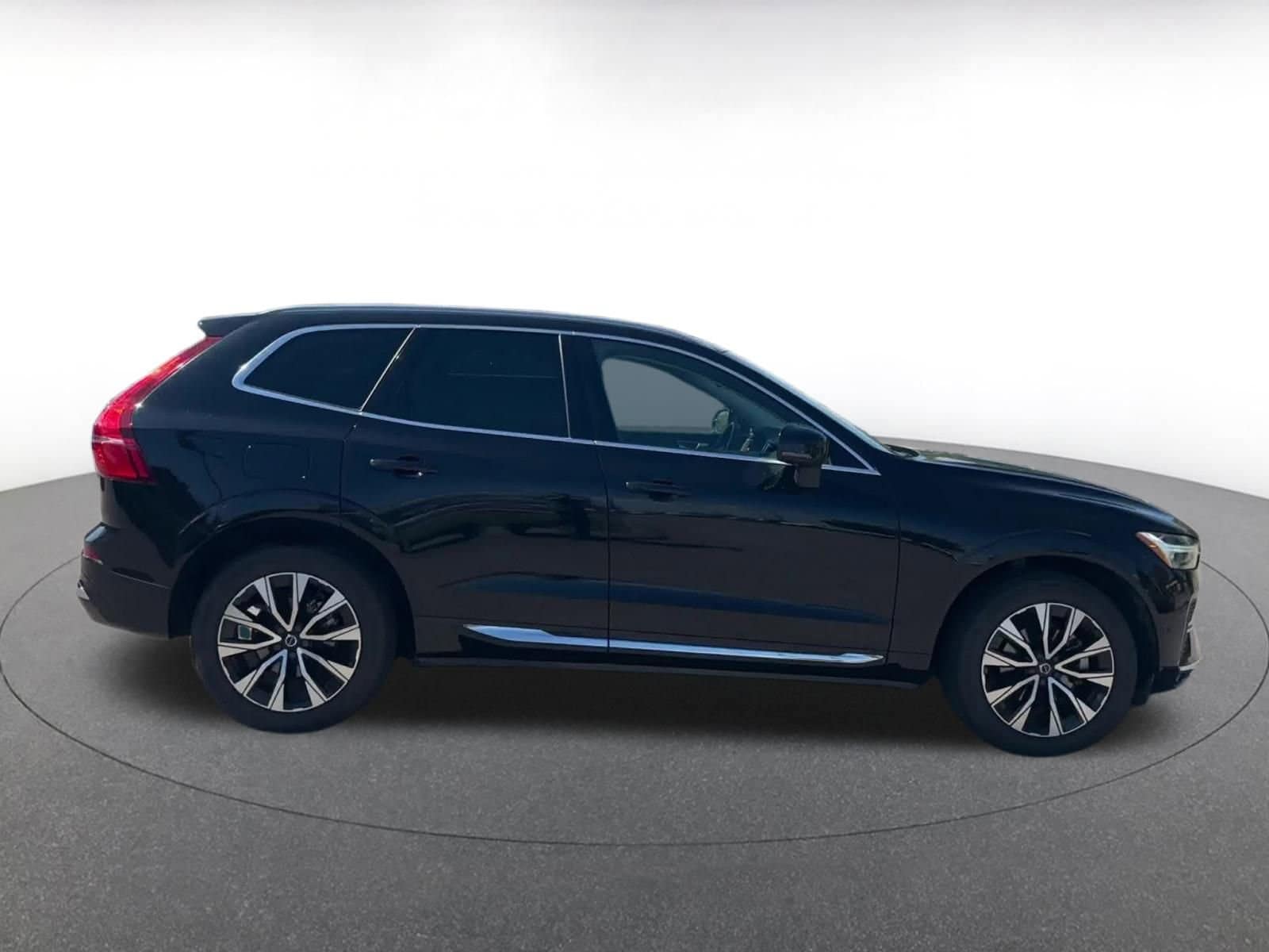 Thumbnail: 2023 Volvo XC60 - 16