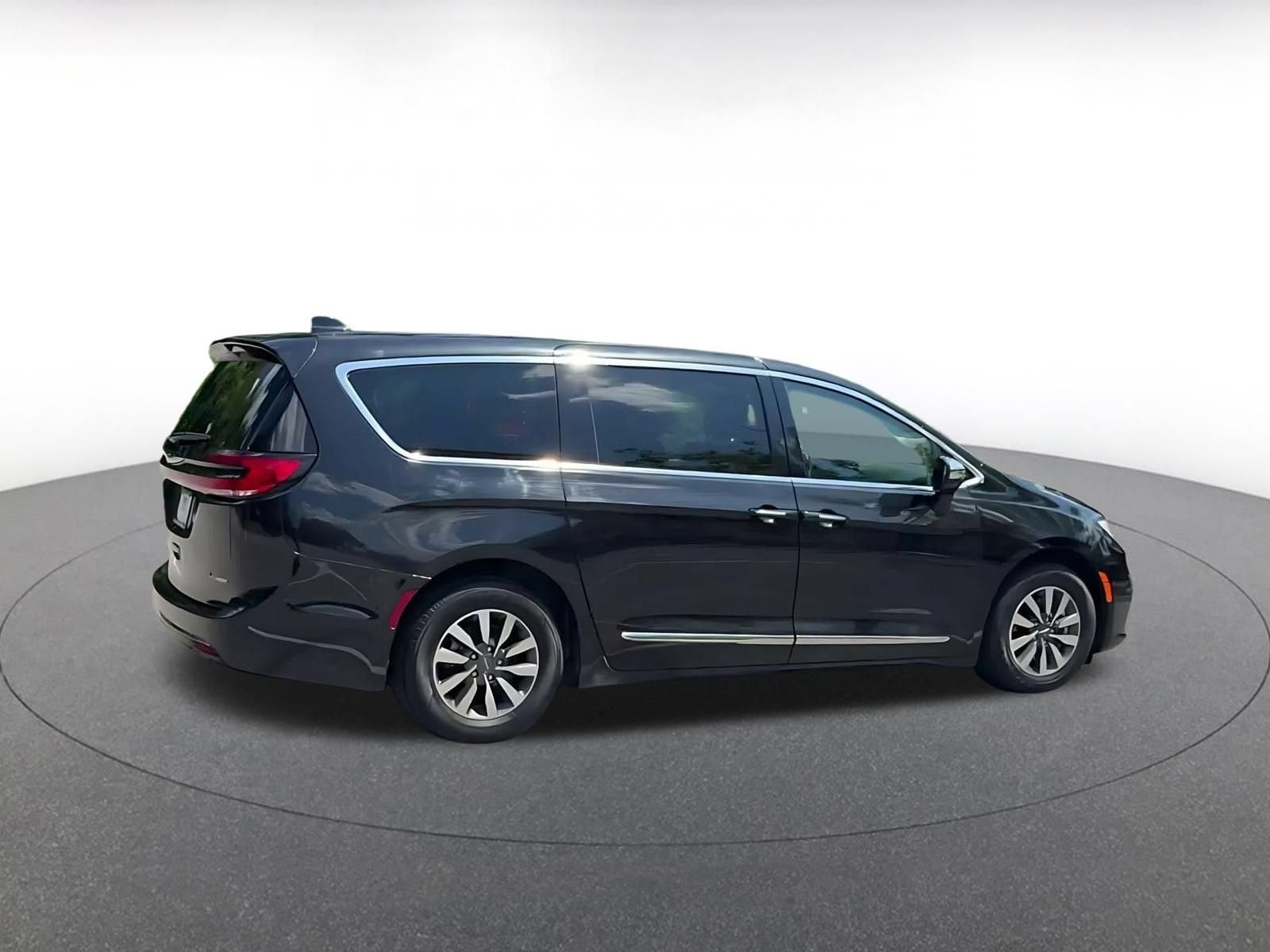 Thumbnail: 2023 Chrysler Pacifica - 13