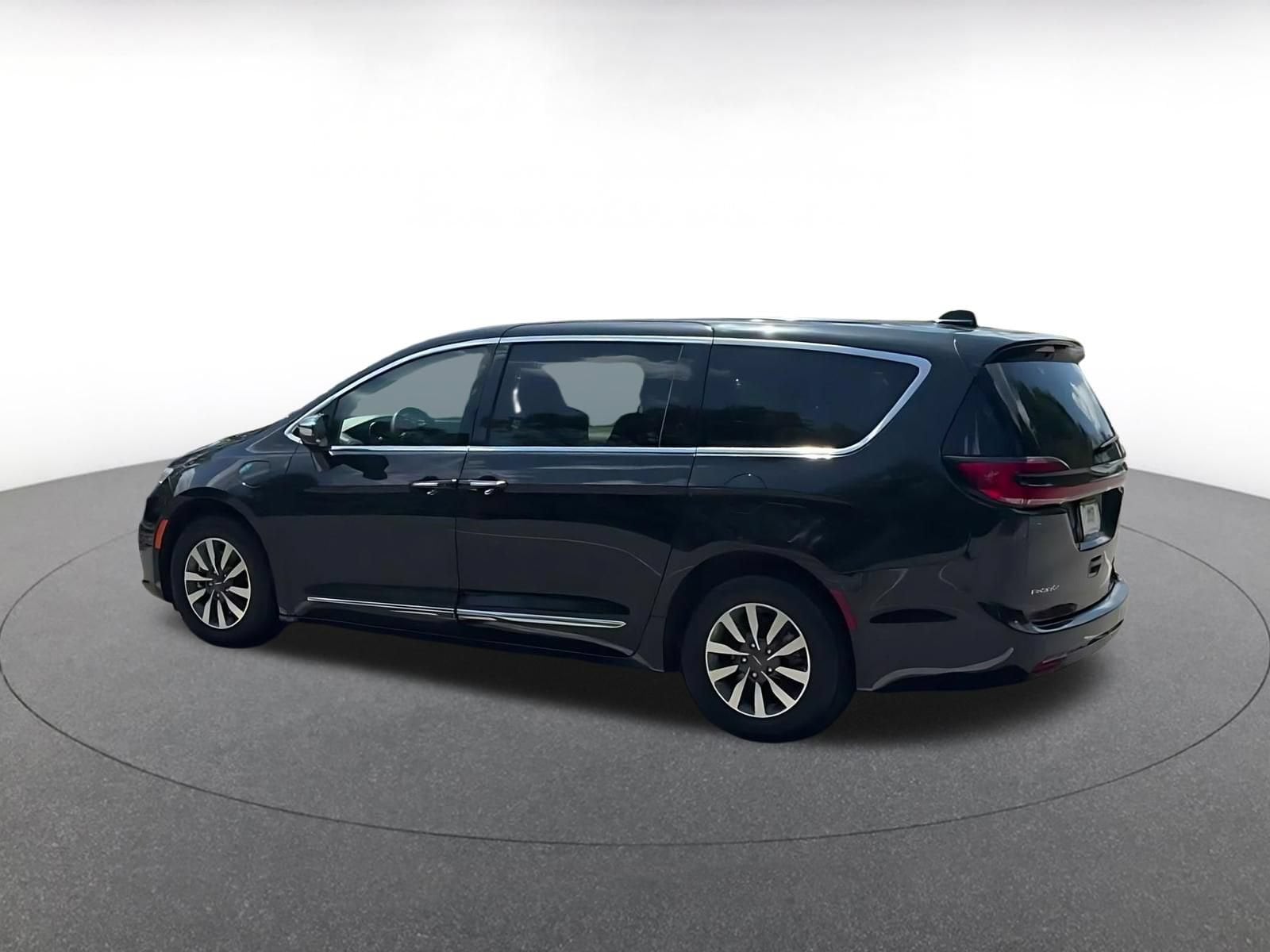 Thumbnail: 2023 Chrysler Pacifica - 9