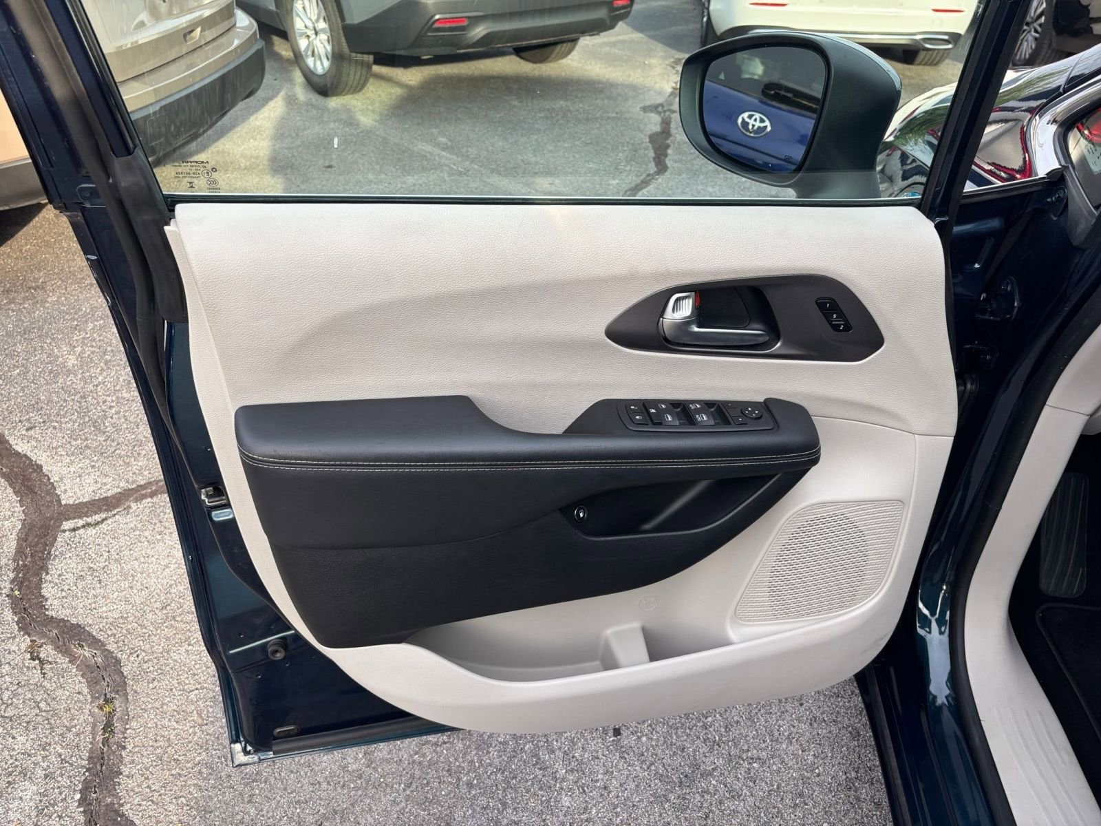 Thumbnail: 2023 Chrysler Pacifica - 20