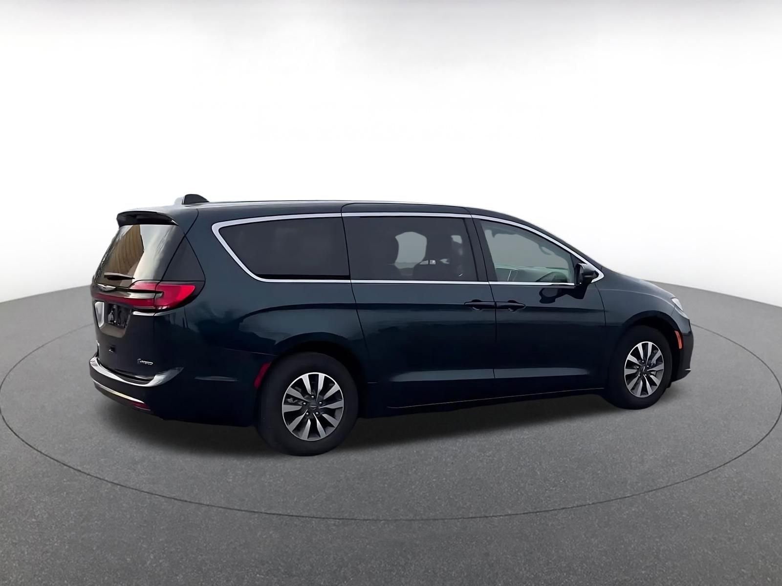 Thumbnail: 2023 Chrysler Pacifica - 16