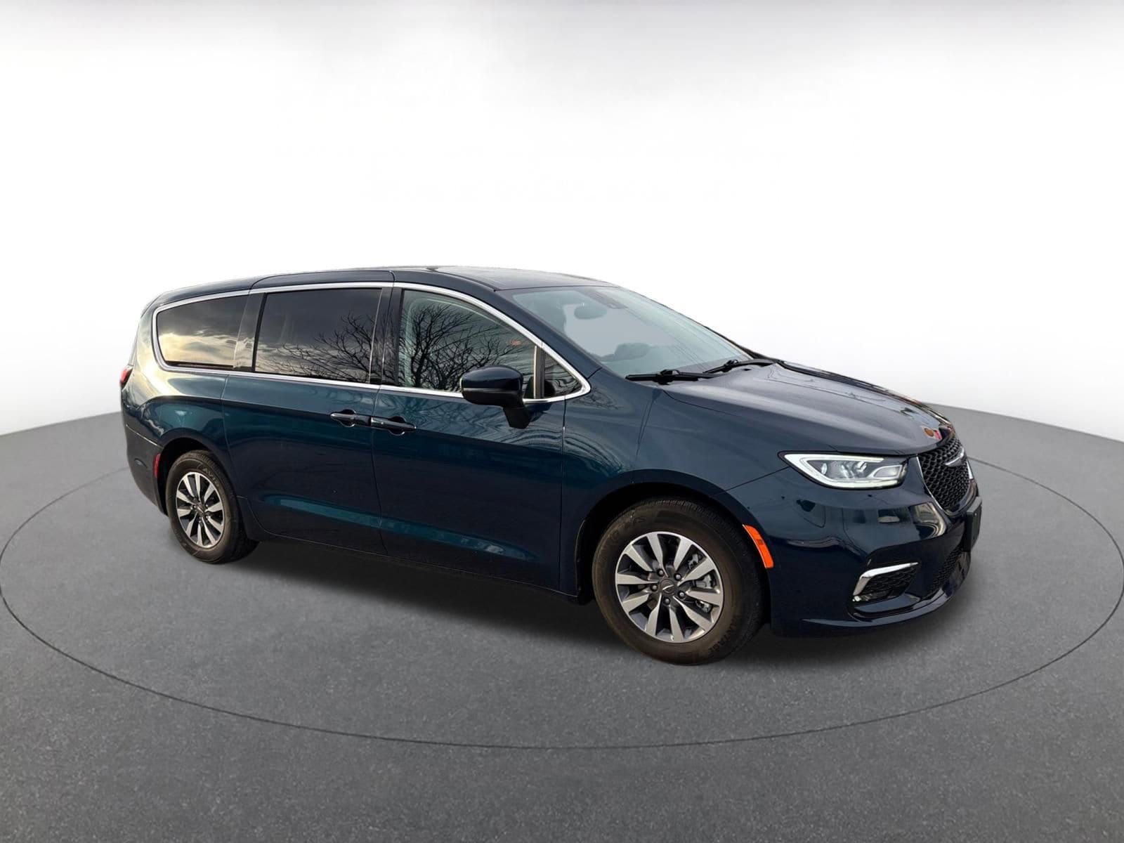 Thumbnail: 2023 Chrysler Pacifica - 1