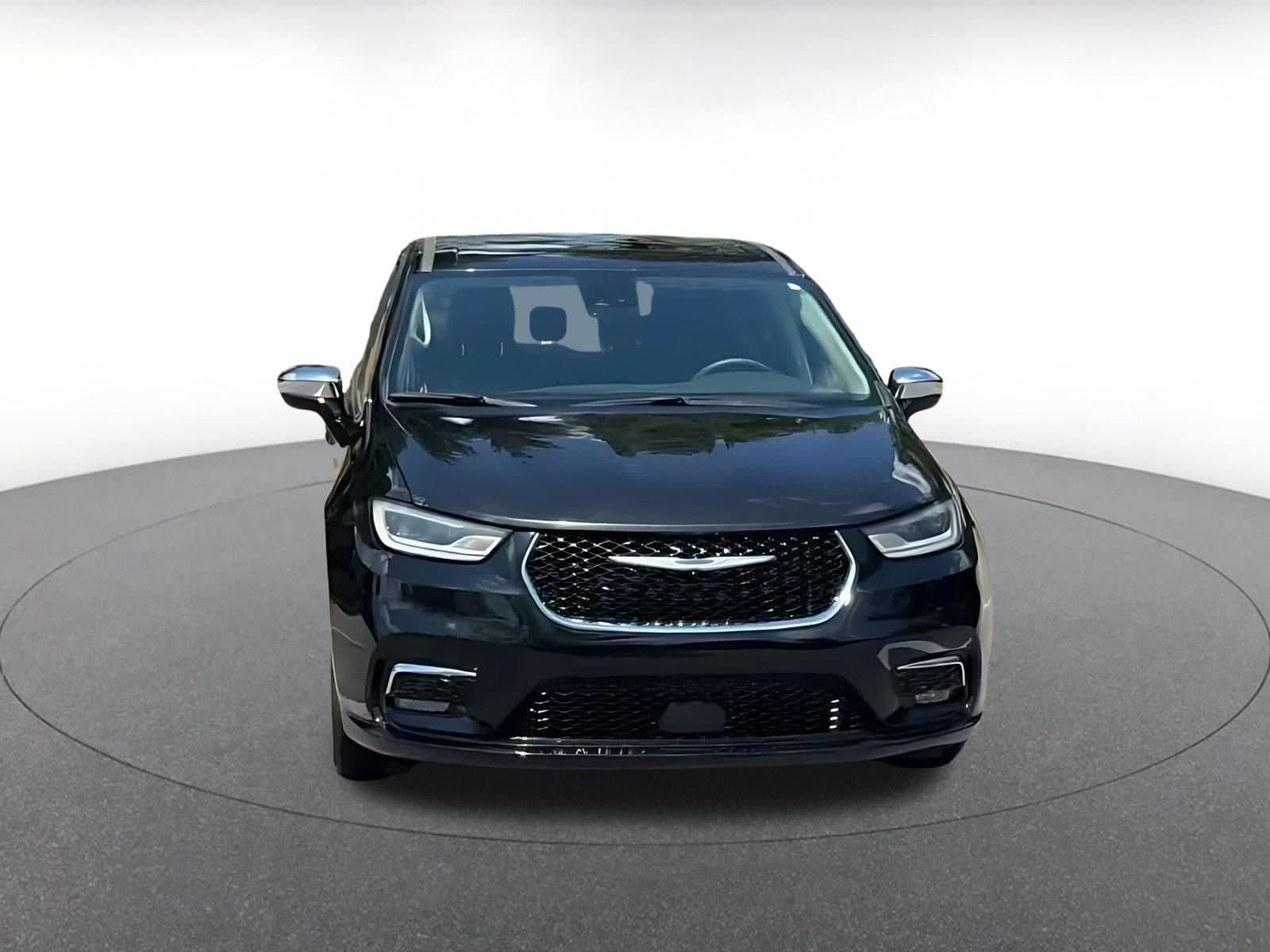 Thumbnail: 2023 Chrysler Pacifica - 3
