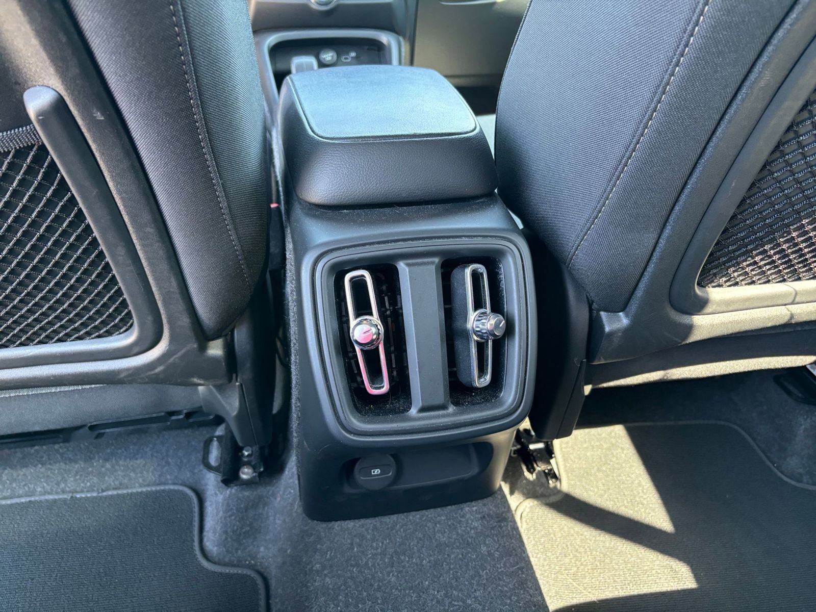 Thumbnail: 2024 Volvo XC40 - 24