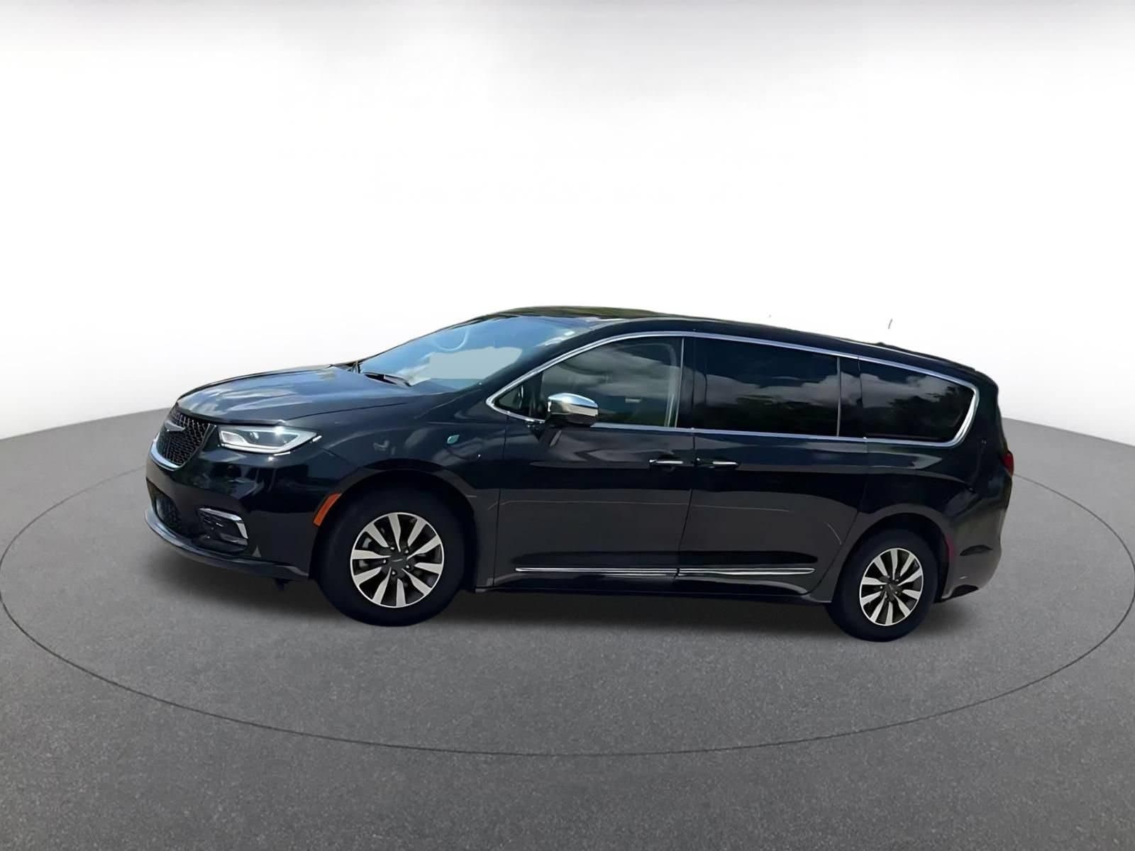 Thumbnail: 2023 Chrysler Pacifica - 7