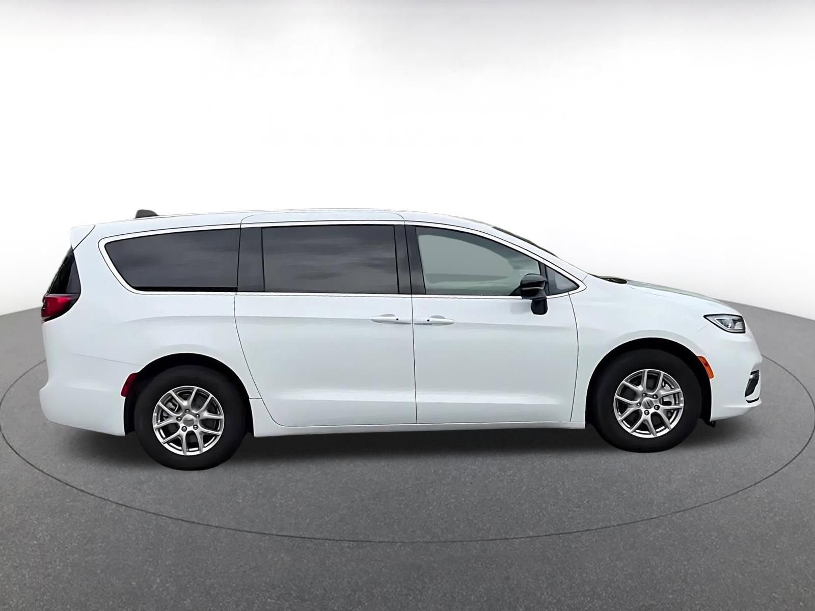 Thumbnail: 2025 Chrysler Pacifica - 16