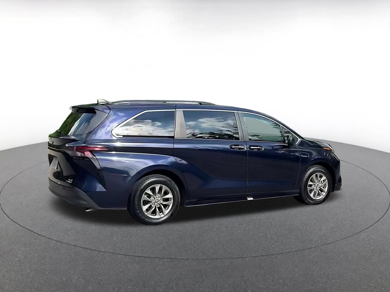 Thumbnail: 2024 Toyota Sienna - 12
