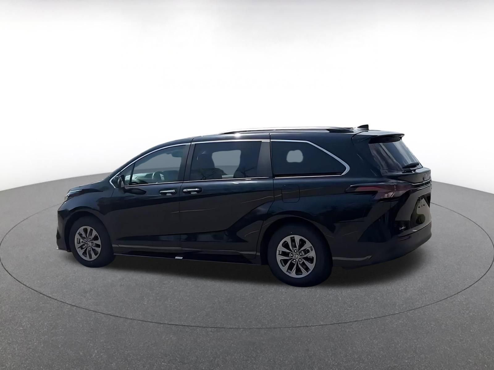 Thumbnail: 2025 Toyota Sienna - 10