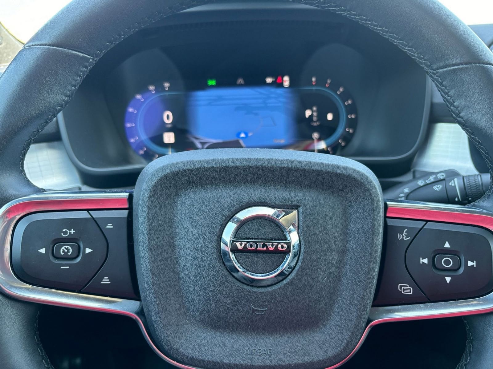 Thumbnail: 2024 Volvo XC40 - 28