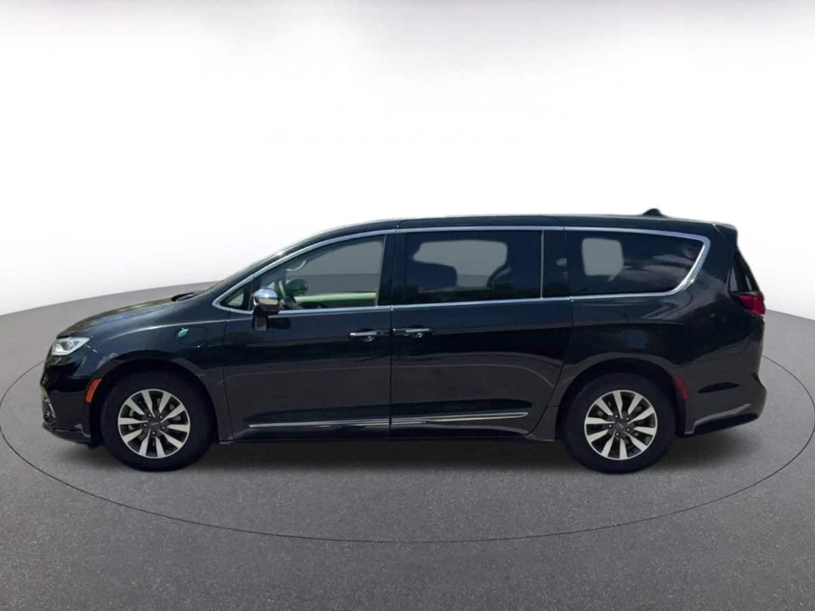 Thumbnail: 2023 Chrysler Pacifica - 8