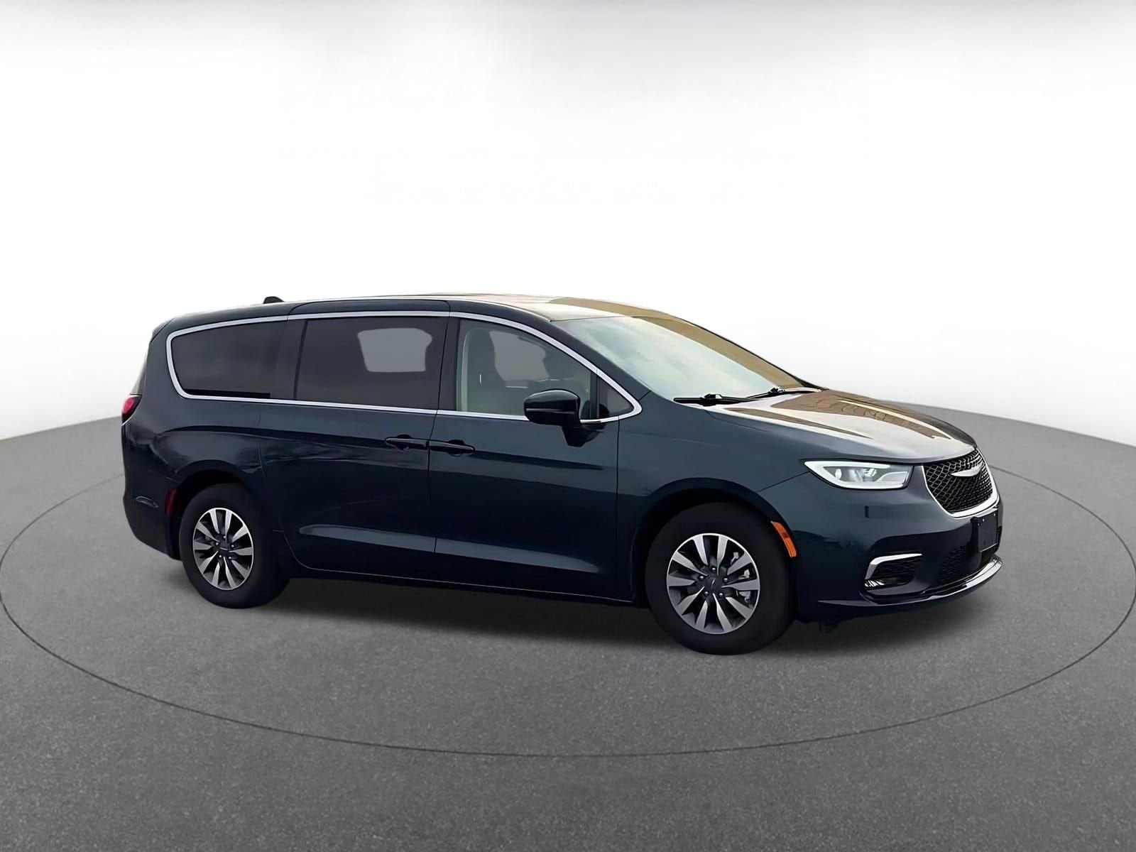 Thumbnail: 2023 Chrysler Pacifica - 2