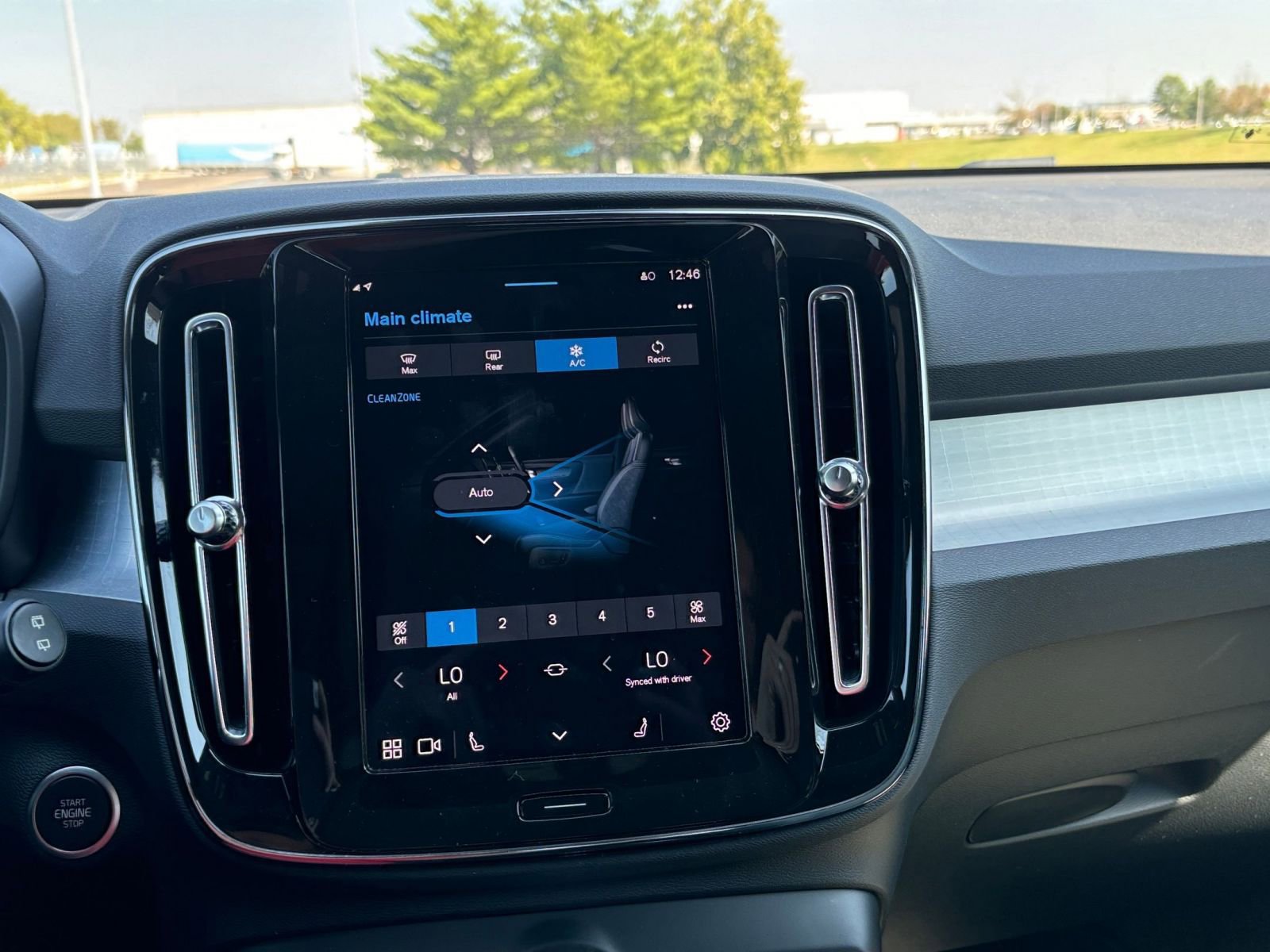 Thumbnail: 2024 Volvo XC40 - 21