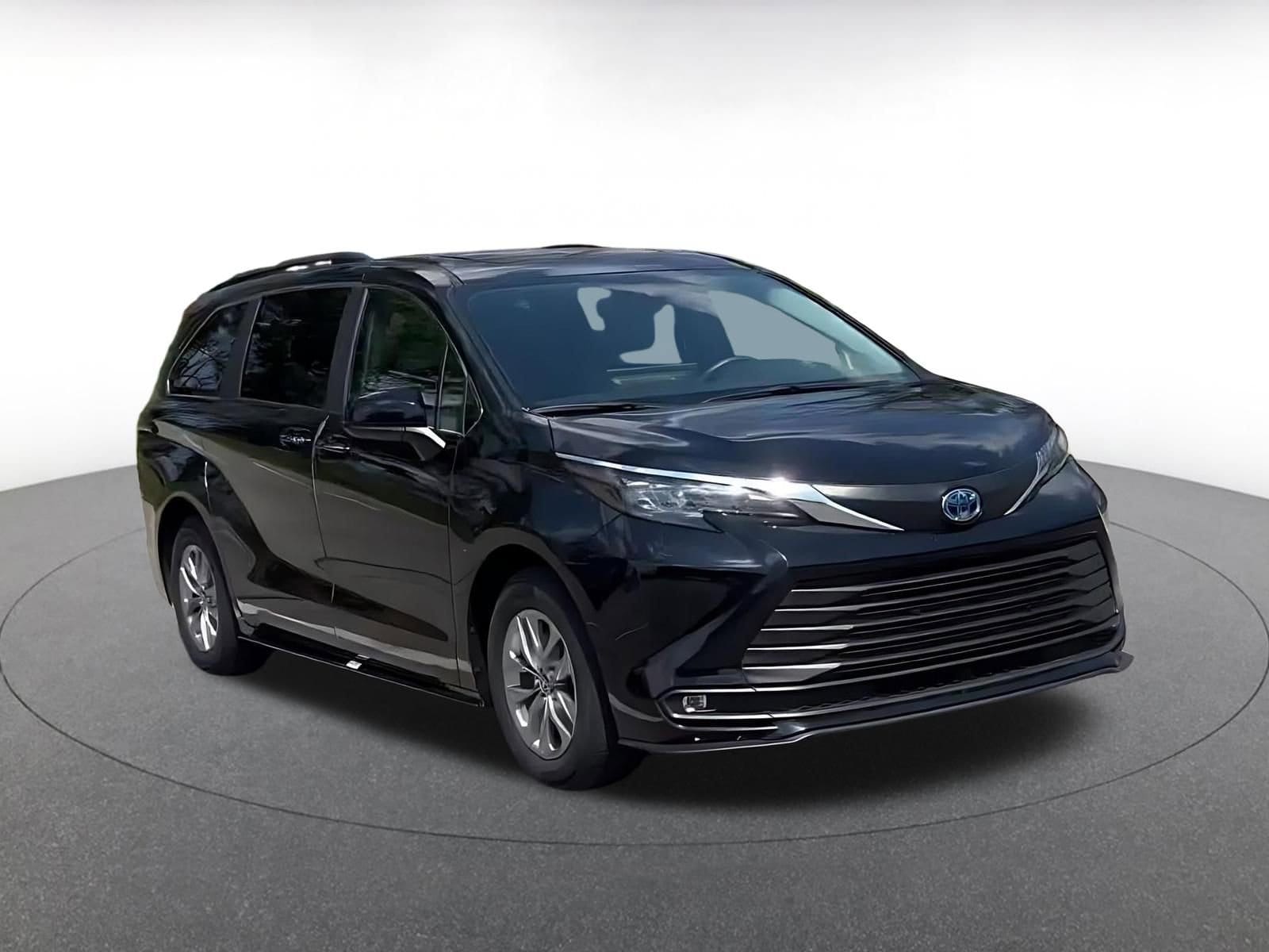 Thumbnail: 2025 Toyota Sienna - 3