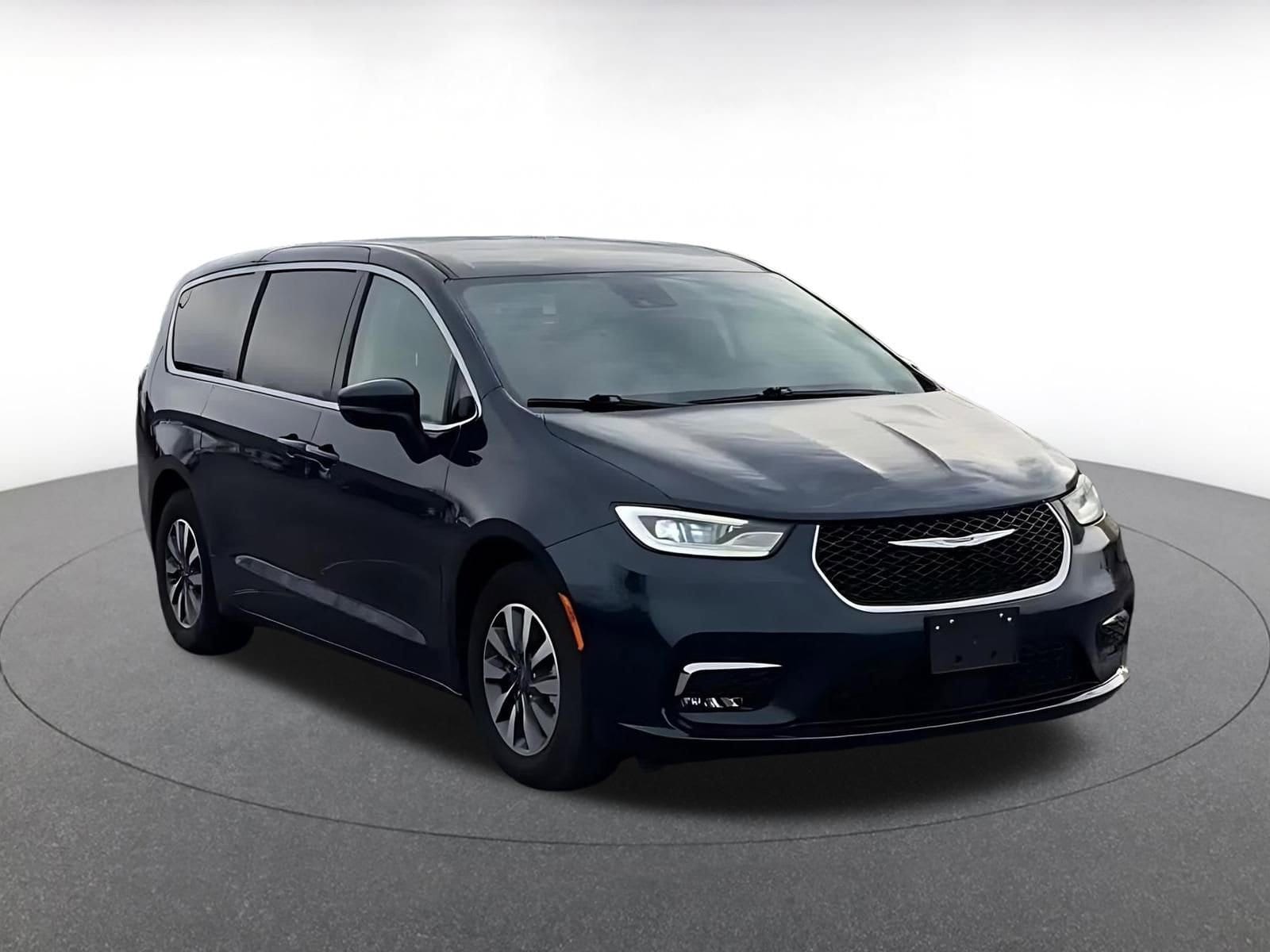 Thumbnail: 2023 Chrysler Pacifica - 3