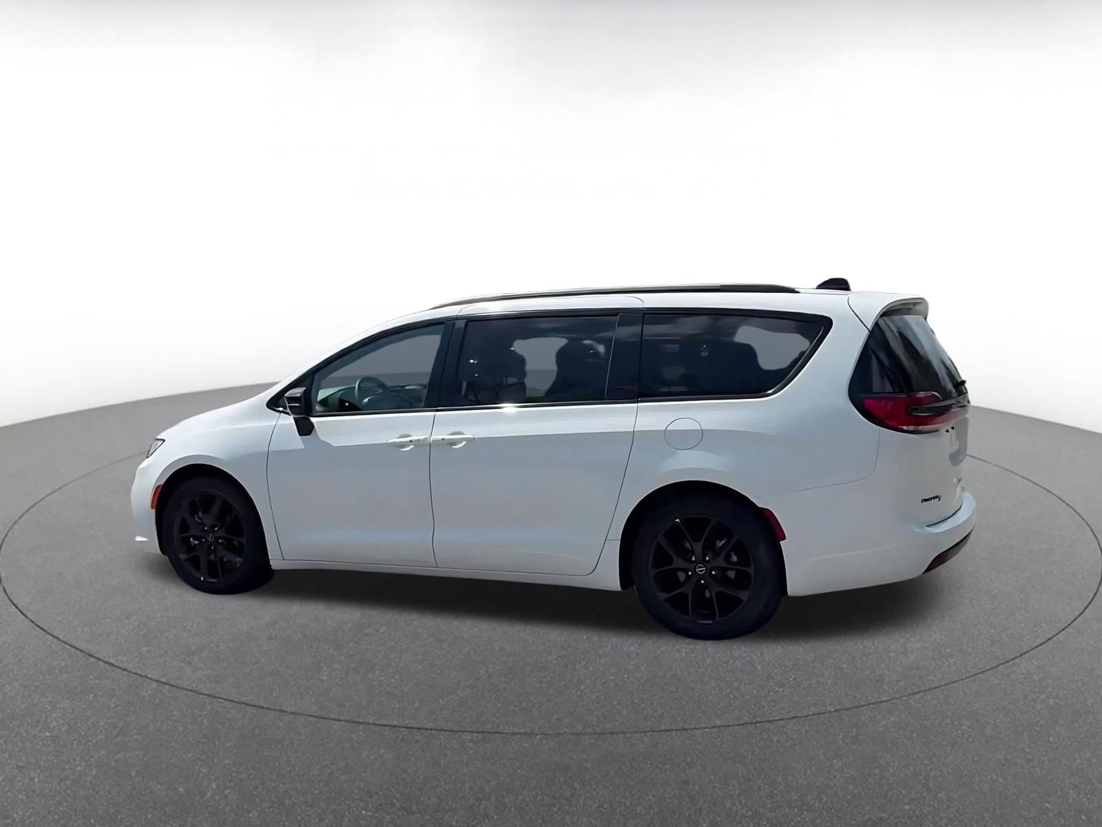 Thumbnail: 2025 Chrysler Pacifica - 9
