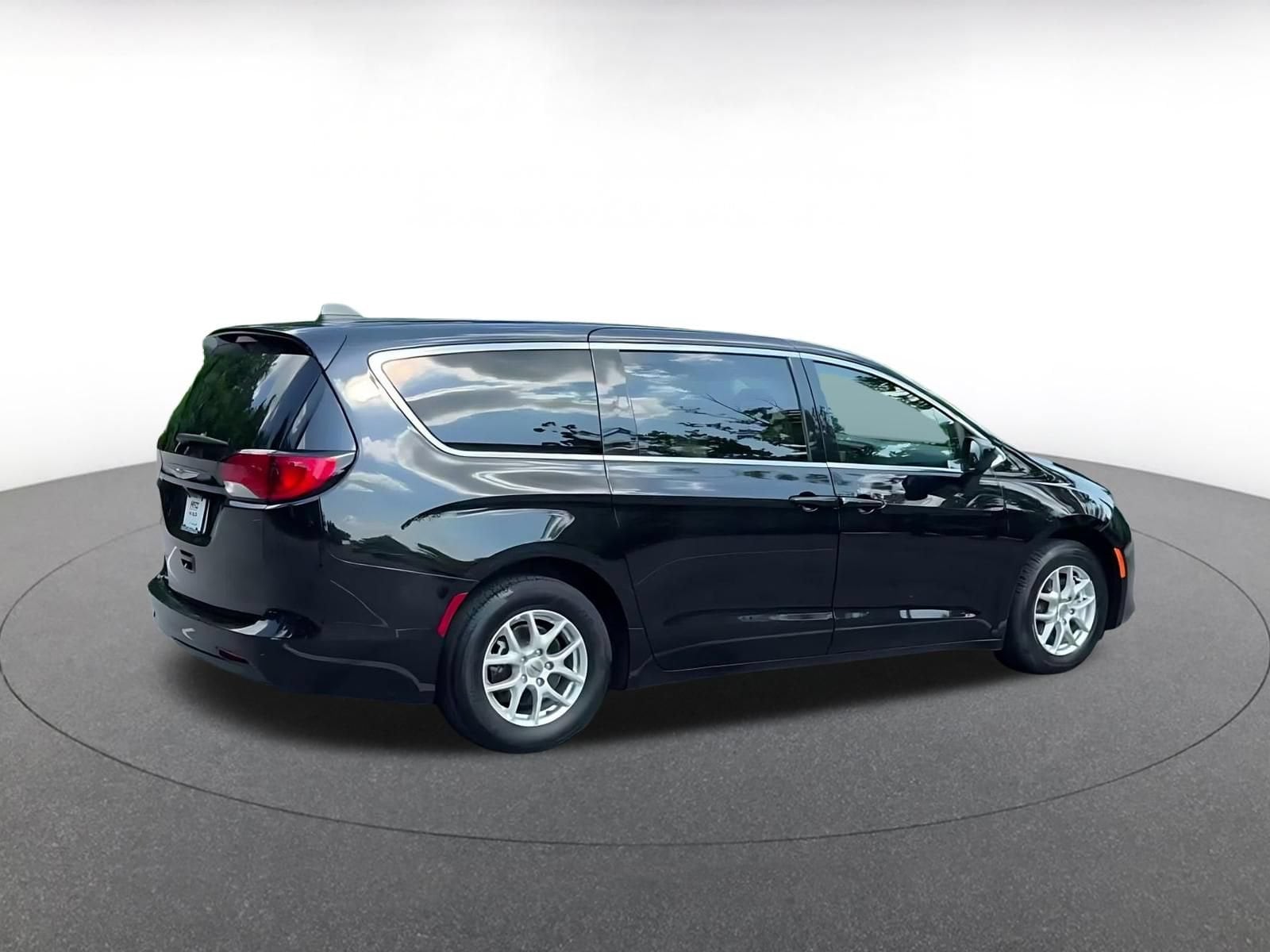 Thumbnail: 2024 Chrysler Voyager - 13