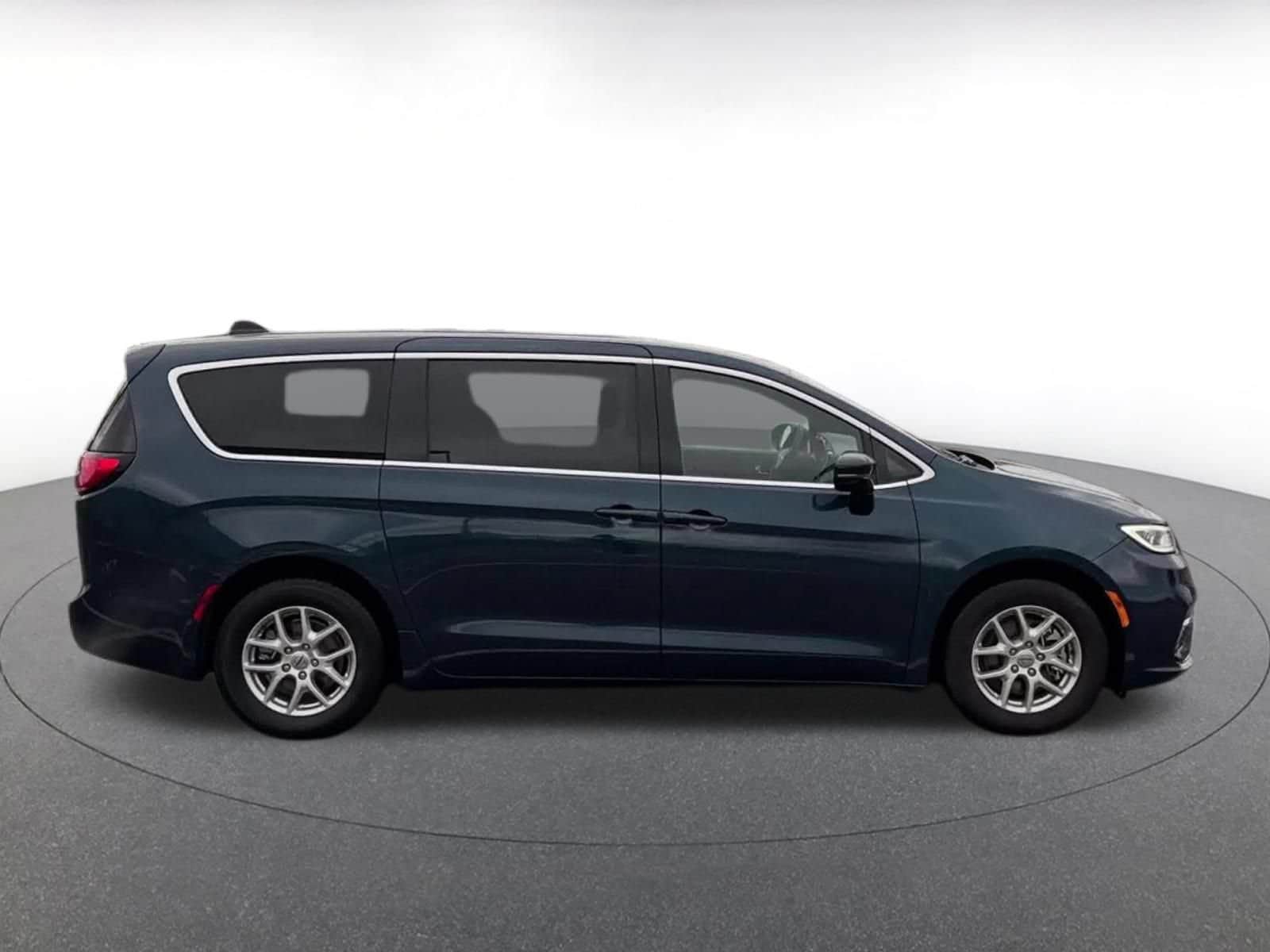 Thumbnail: 2025 Chrysler Pacifica - 16