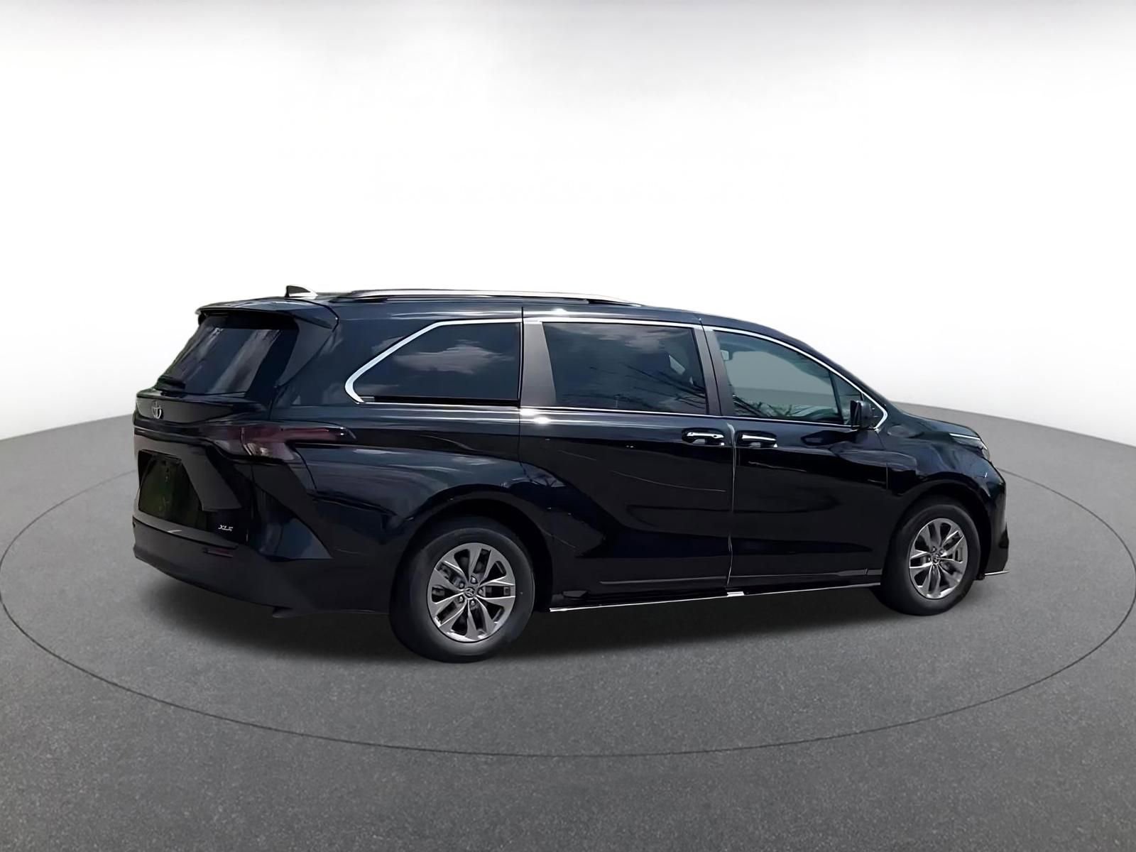 Thumbnail: 2025 Toyota Sienna - 14