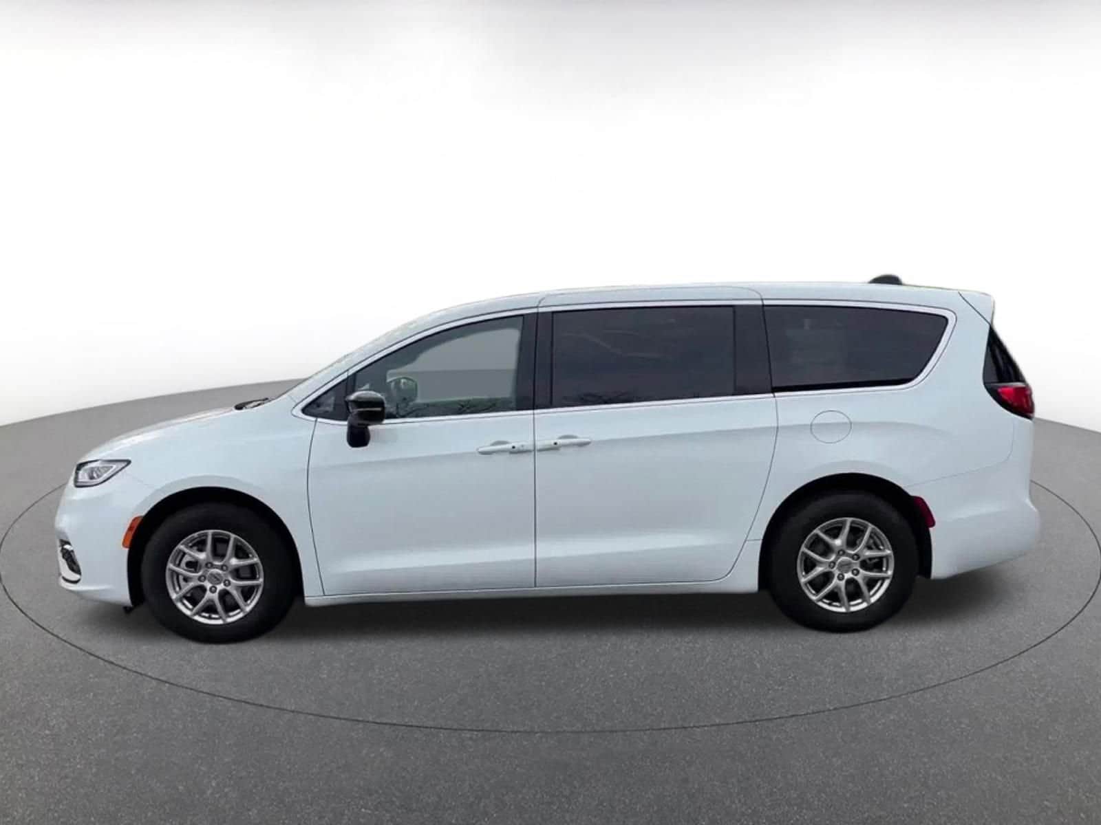 Thumbnail: 2025 Chrysler Pacifica - 9