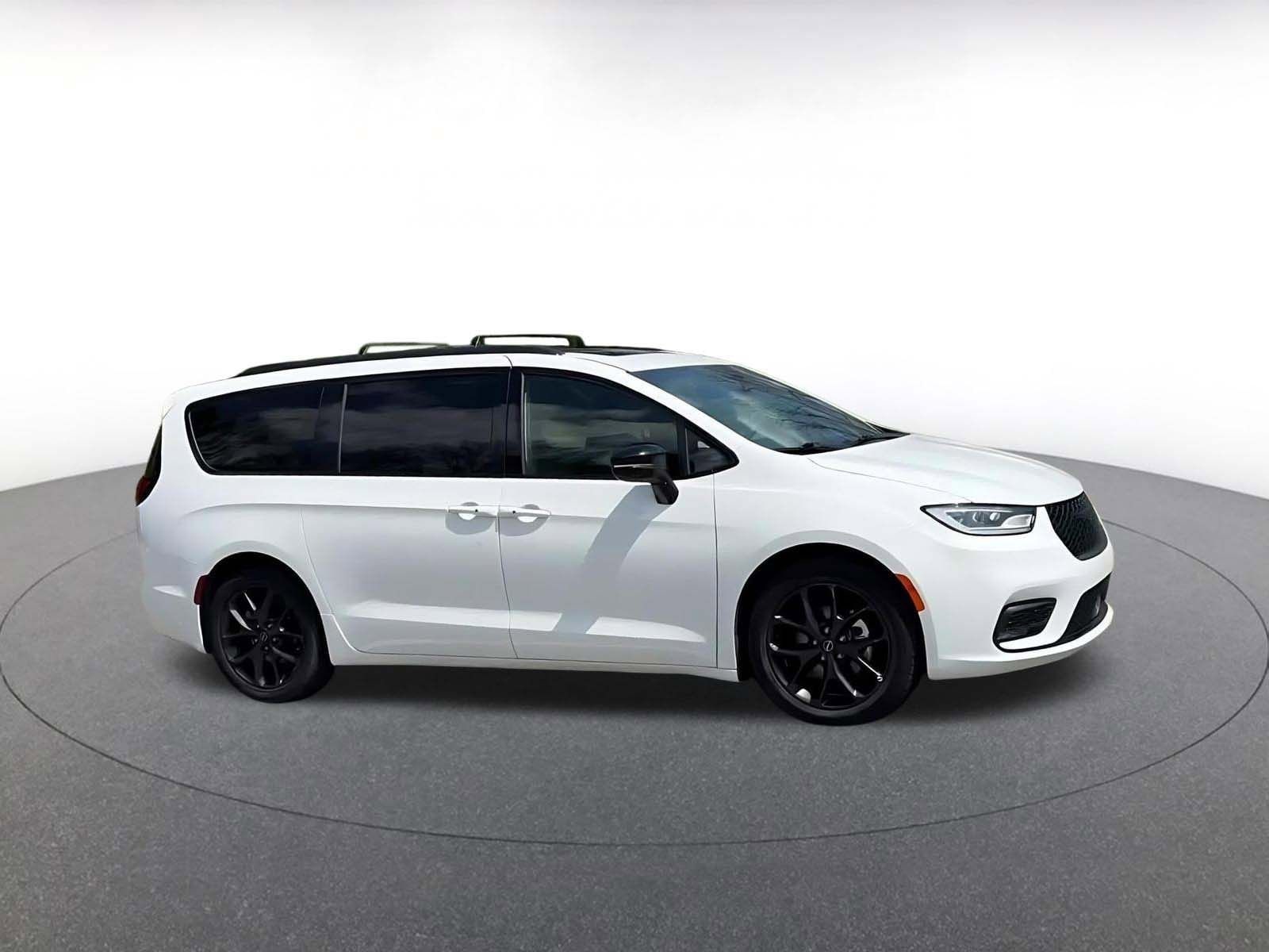 Thumbnail: 2025 Chrysler Pacifica - 2
