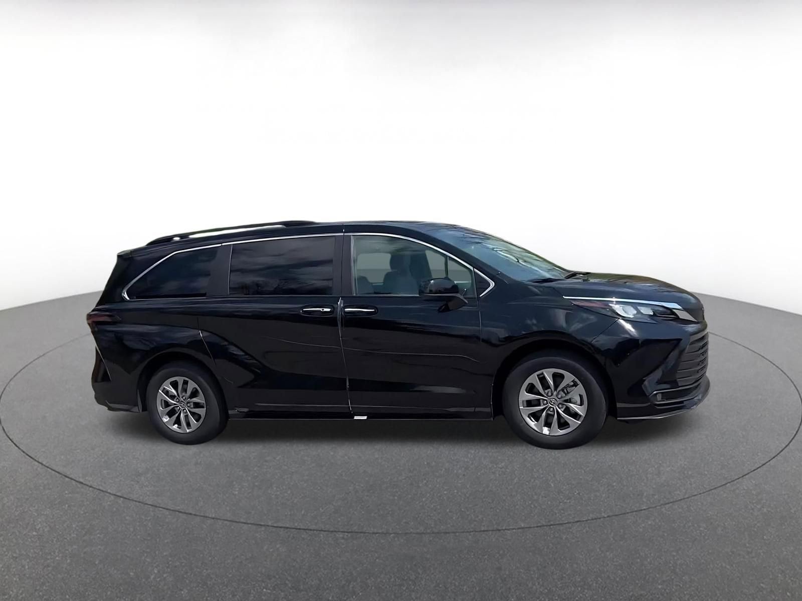 Thumbnail: 2025 Toyota Sienna - 2