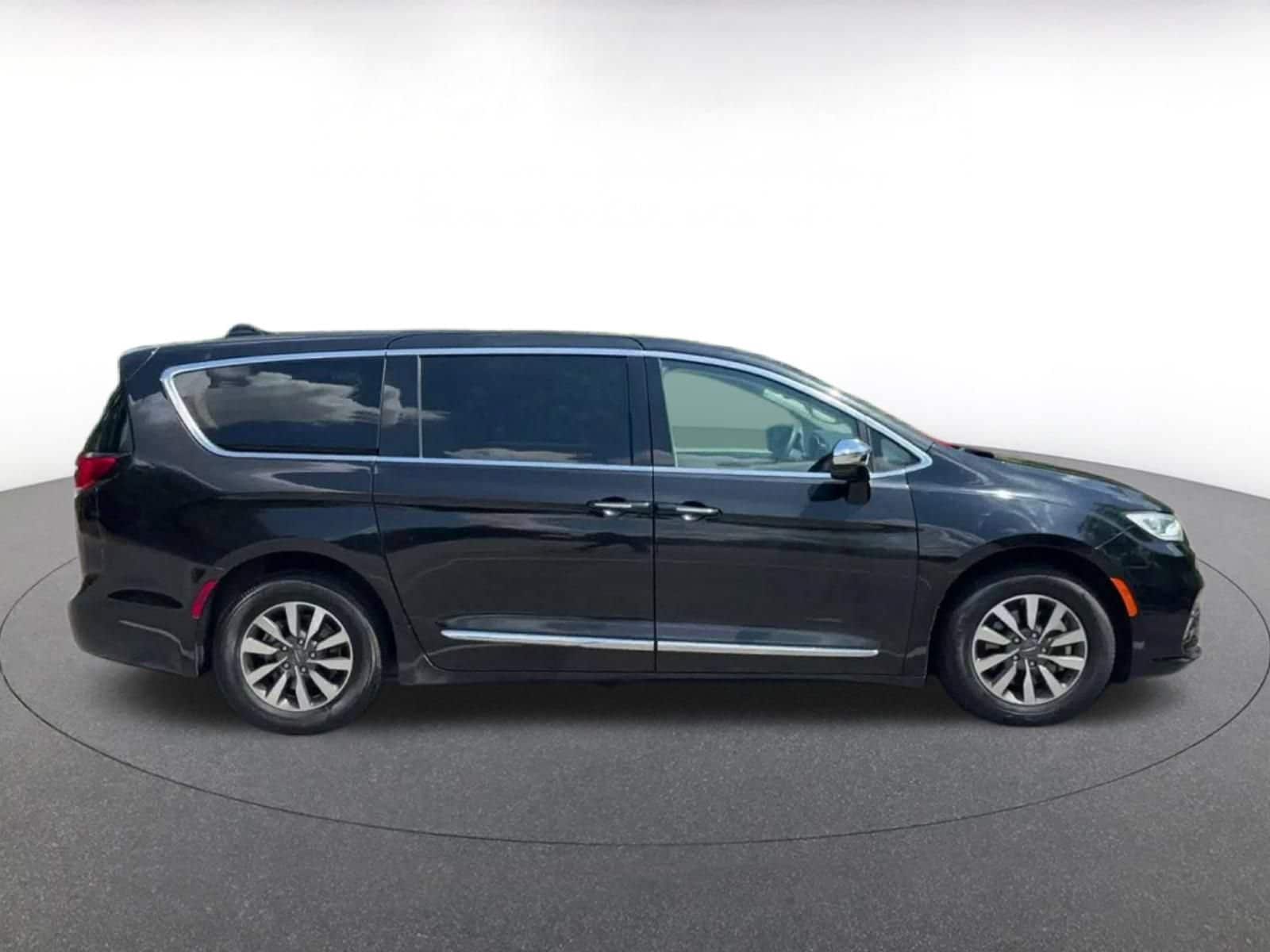 Thumbnail: 2023 Chrysler Pacifica - 15