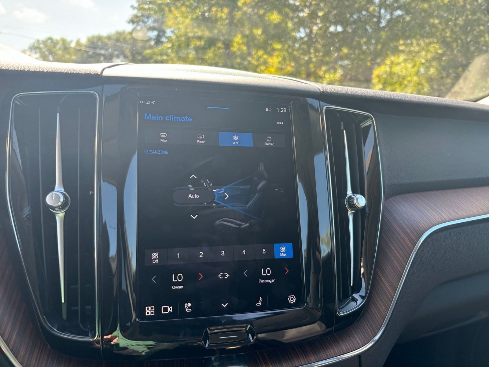 Thumbnail: 2023 Volvo XC60 - 21