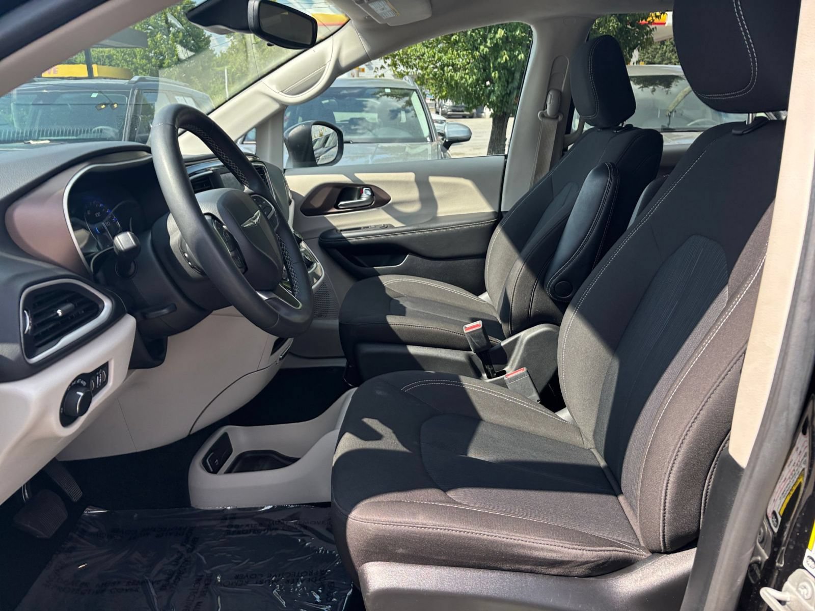 Thumbnail: 2024 Chrysler Voyager - 28