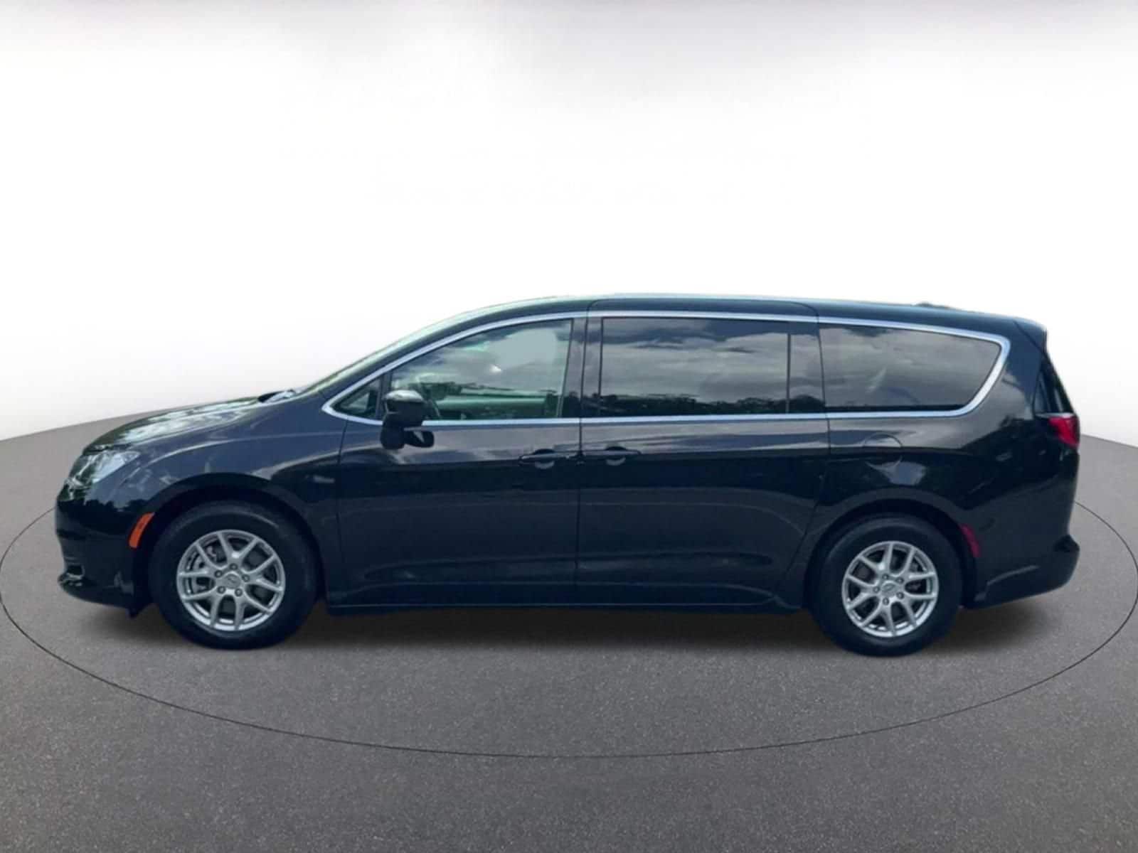 Thumbnail: 2024 Chrysler Voyager - 8