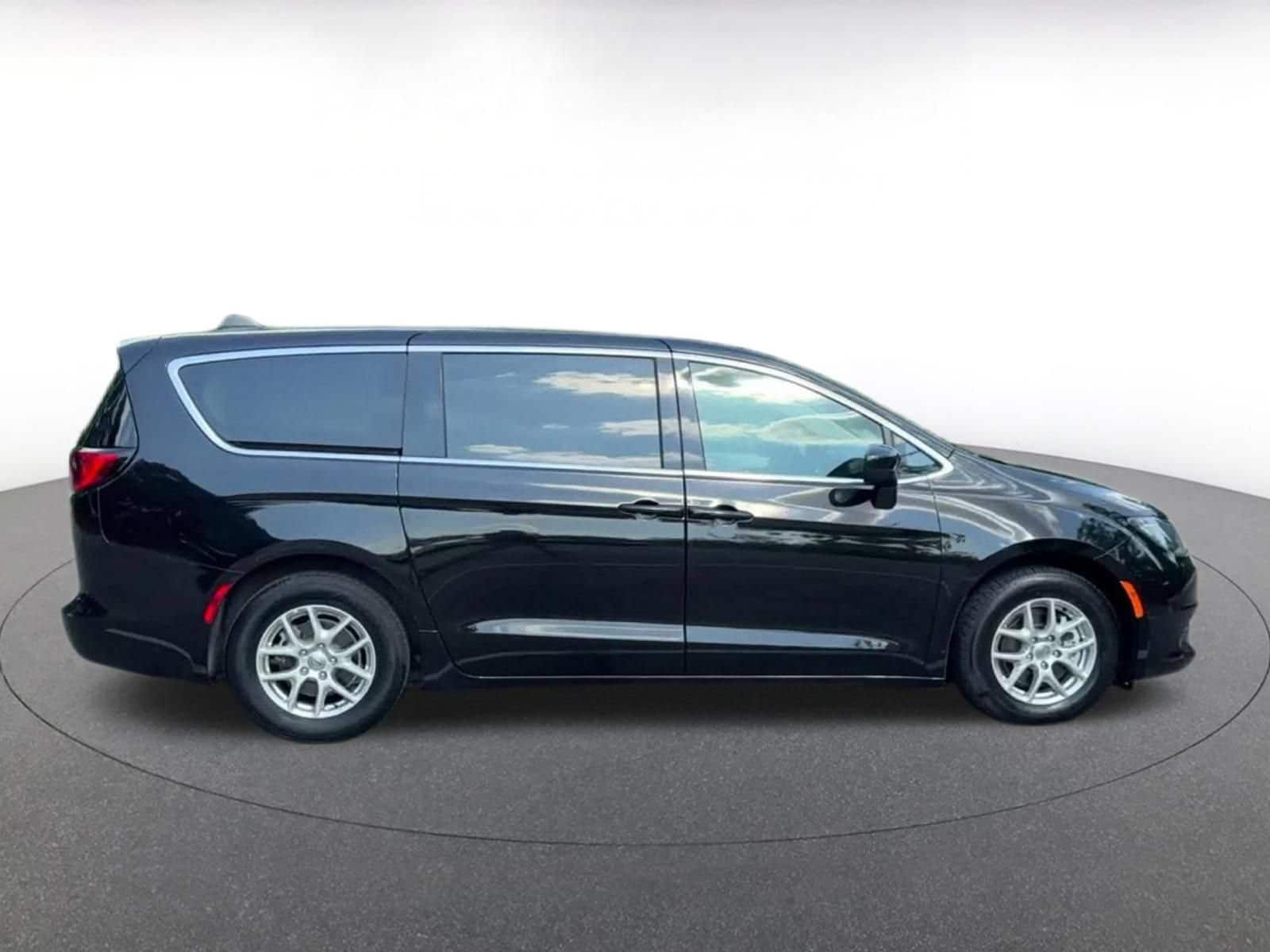 Thumbnail: 2024 Chrysler Voyager - 15