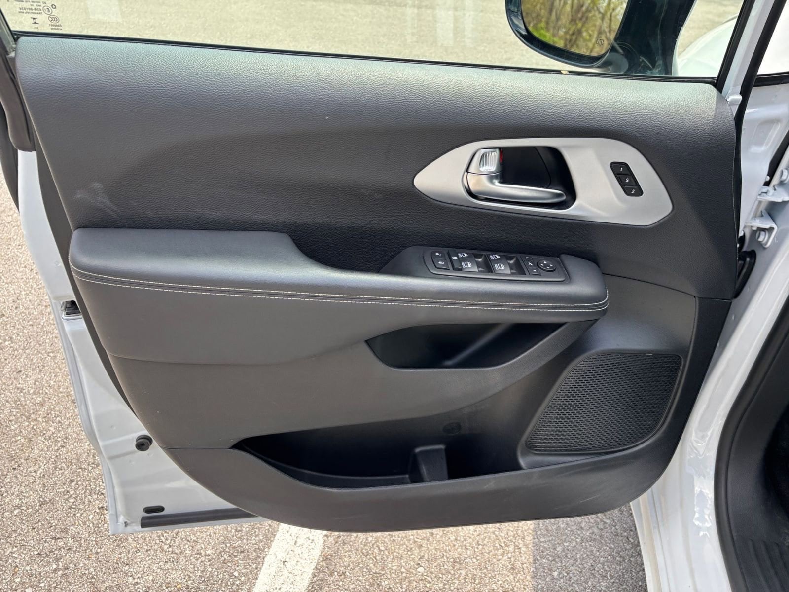 Thumbnail: 2025 Chrysler Pacifica - 18