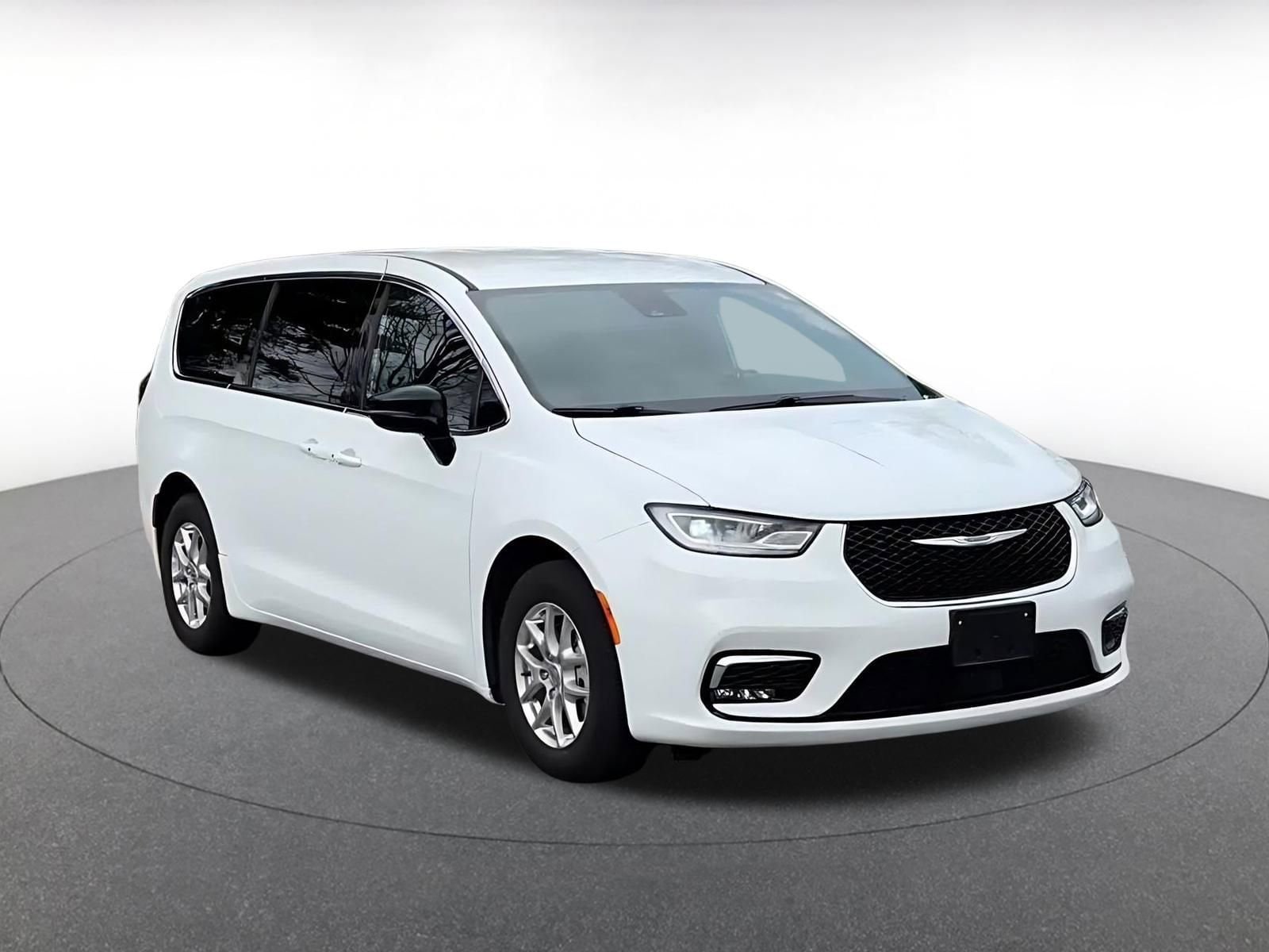 Thumbnail: 2025 Chrysler Pacifica - 3