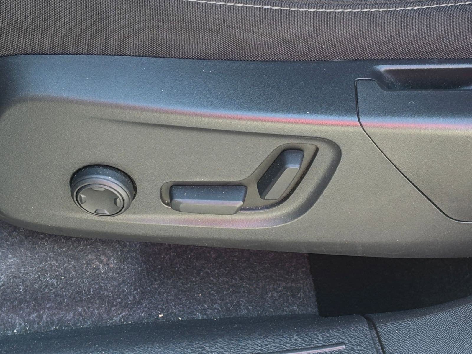 Thumbnail: 2024 Volvo XC40 - 23