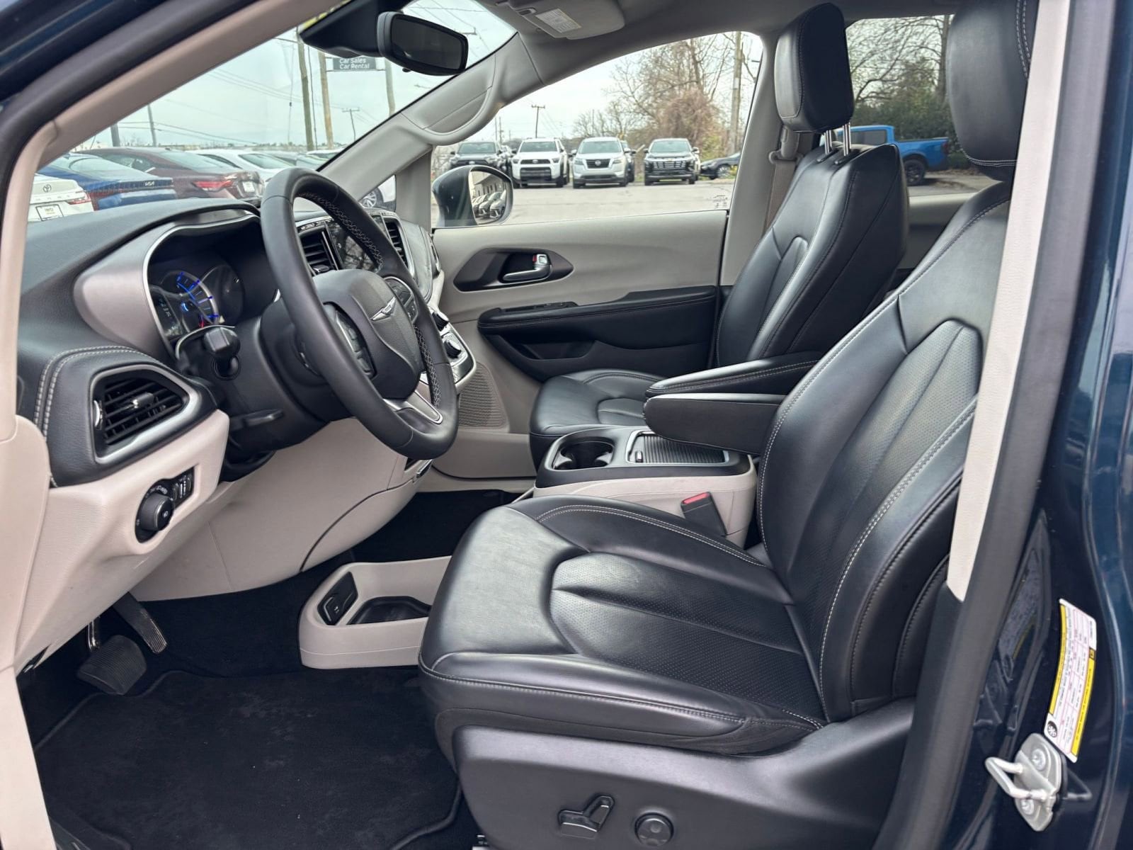 Thumbnail: 2023 Chrysler Pacifica - 30