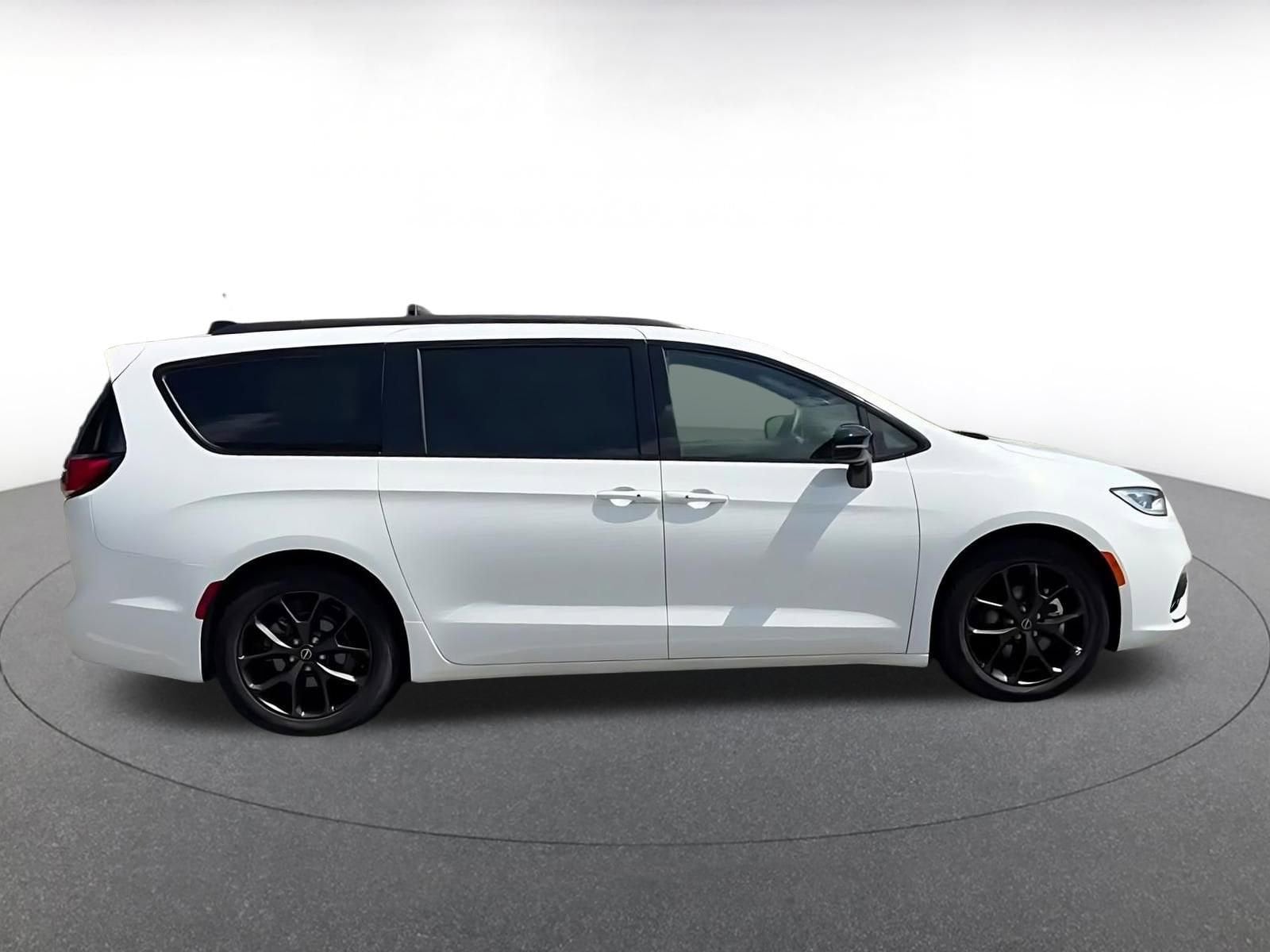 Thumbnail: 2025 Chrysler Pacifica - 15