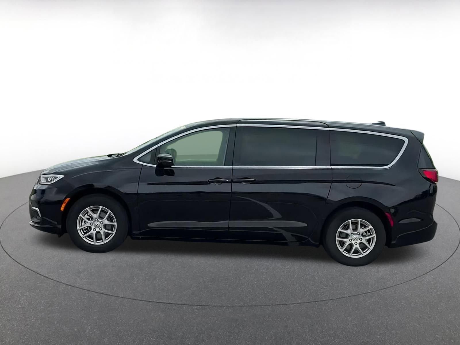 Thumbnail: 2024 Chrysler Pacifica - 8