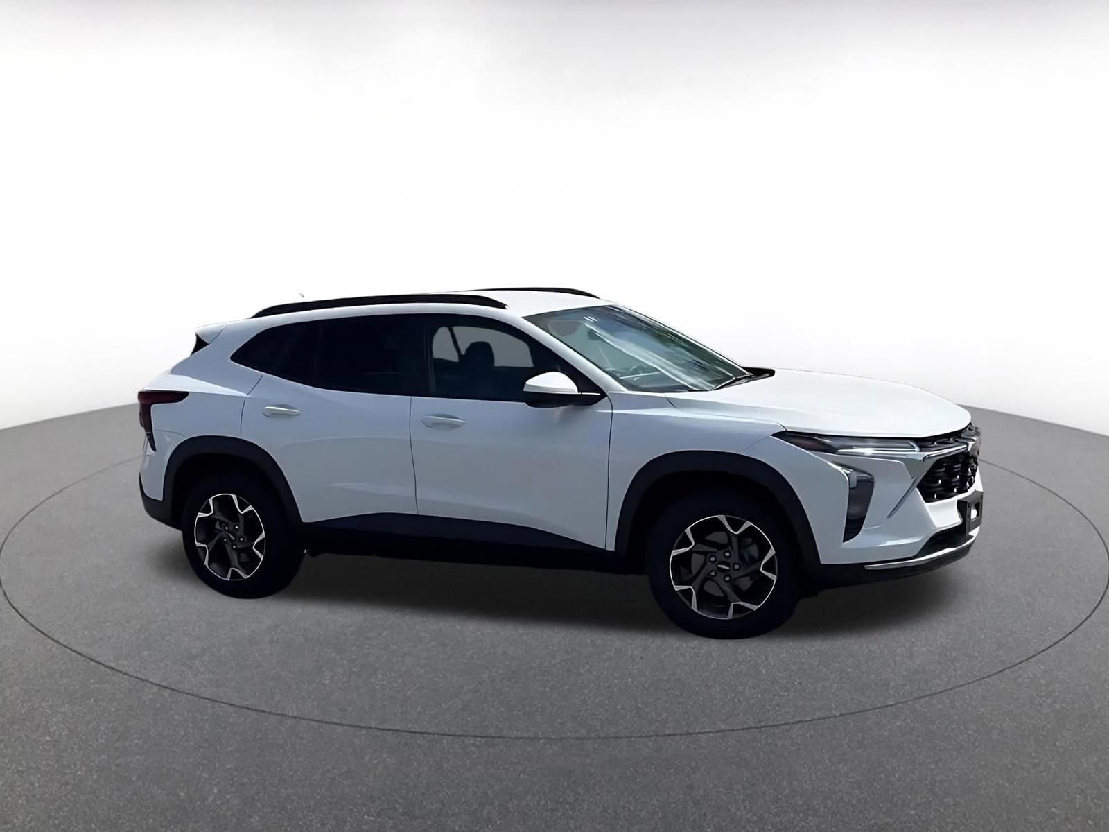 Thumbnail: 2025 Chevrolet Trax - 2
