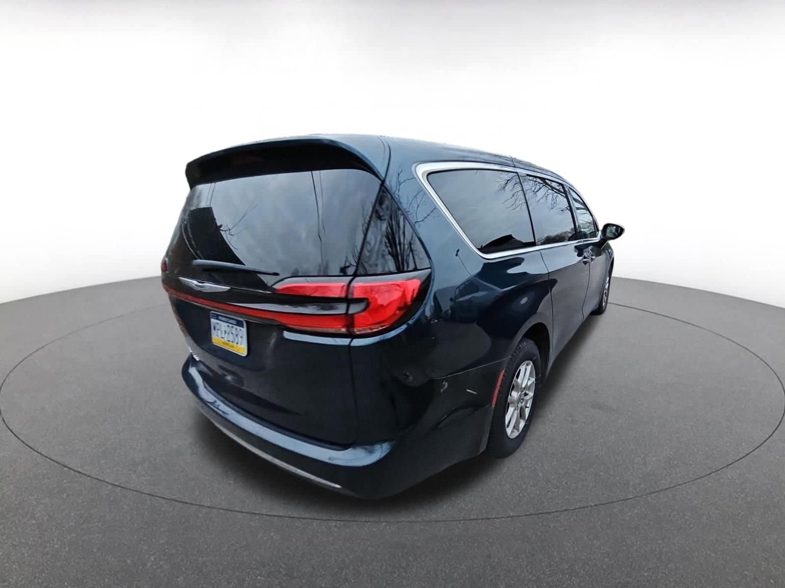 Thumbnail: 2025 Chrysler Pacifica - 6