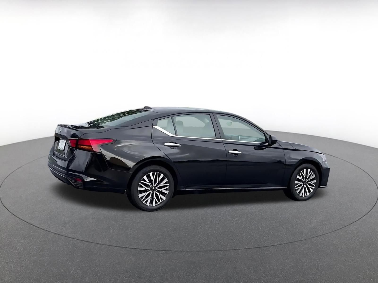Thumbnail: 2025 Nissan Altima - 17
