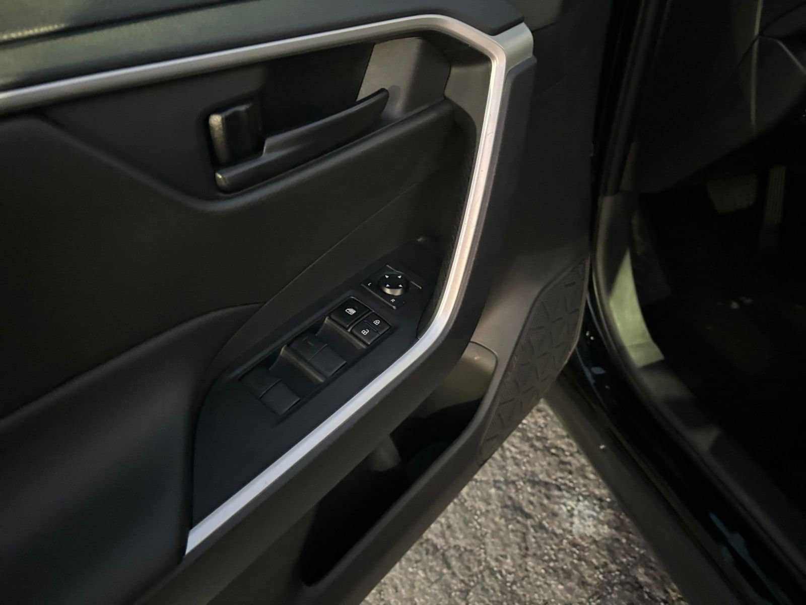 Thumbnail: 2025 Toyota RAV4 - 20