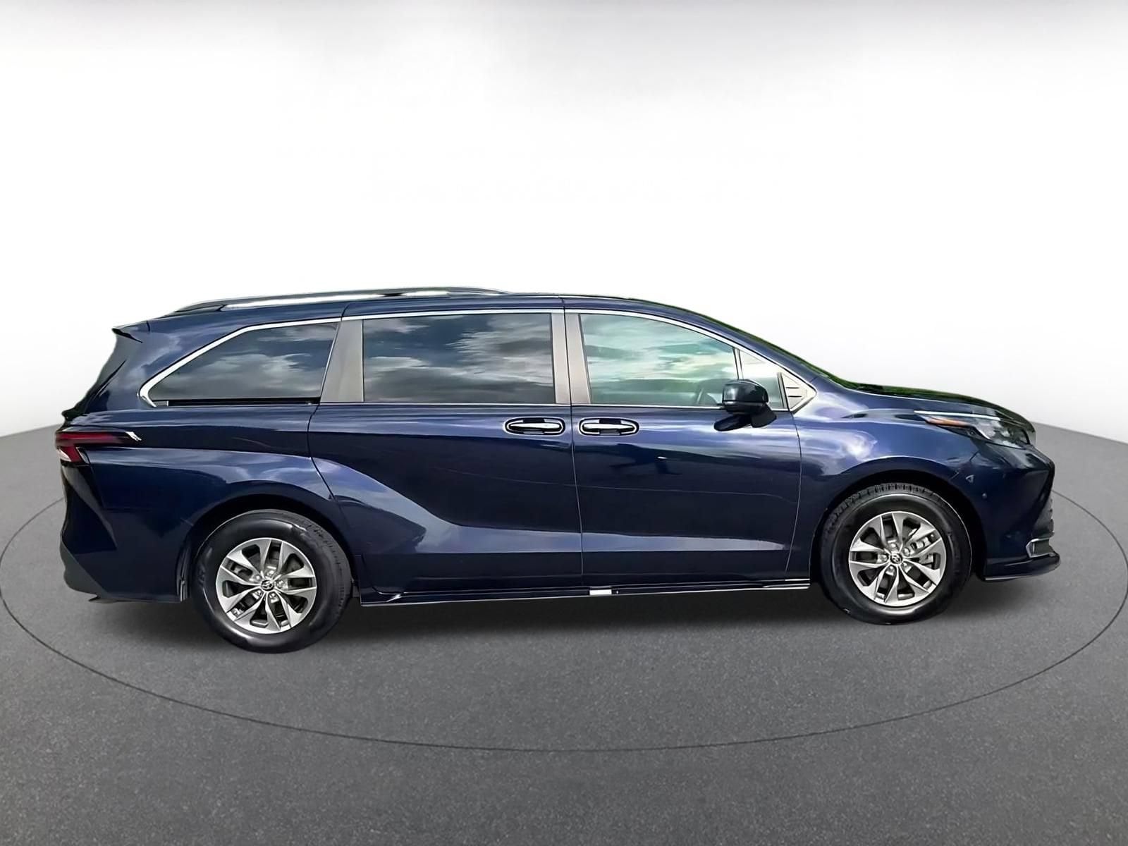 Thumbnail: 2024 Toyota Sienna - 13