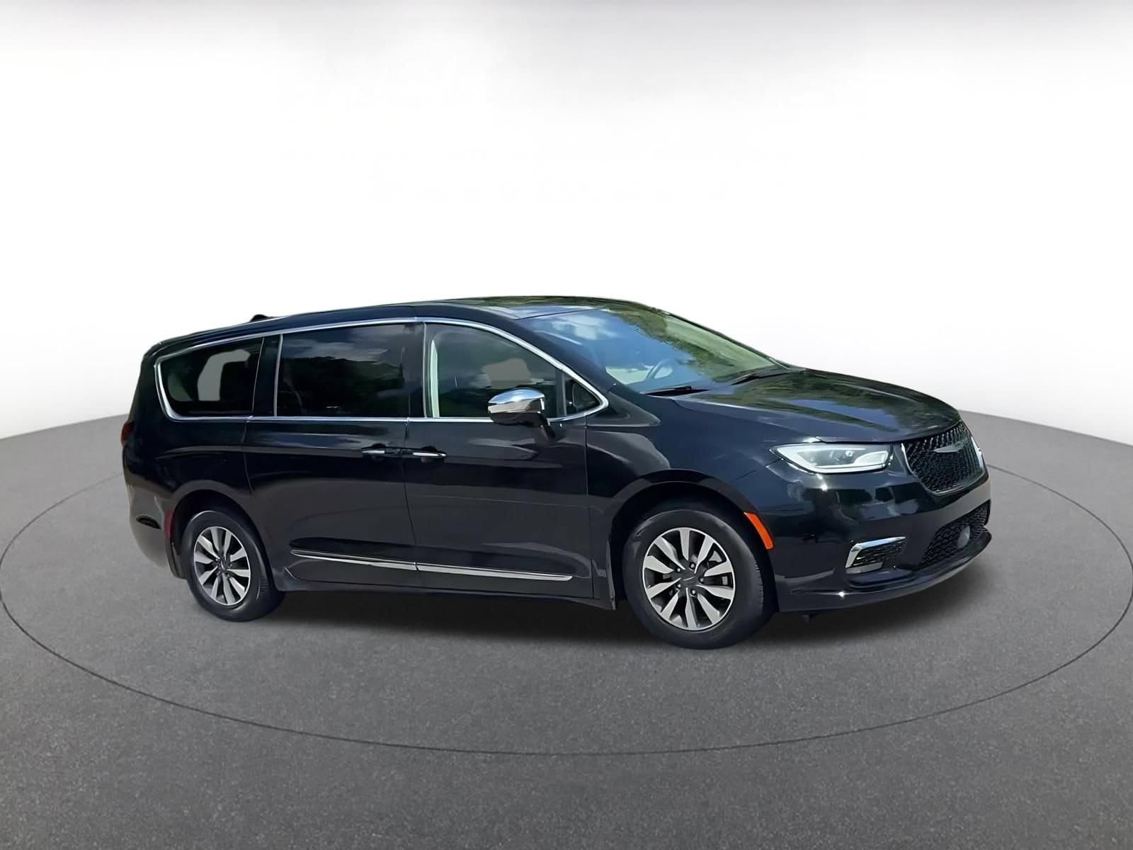 Thumbnail: 2023 Chrysler Pacifica - 2