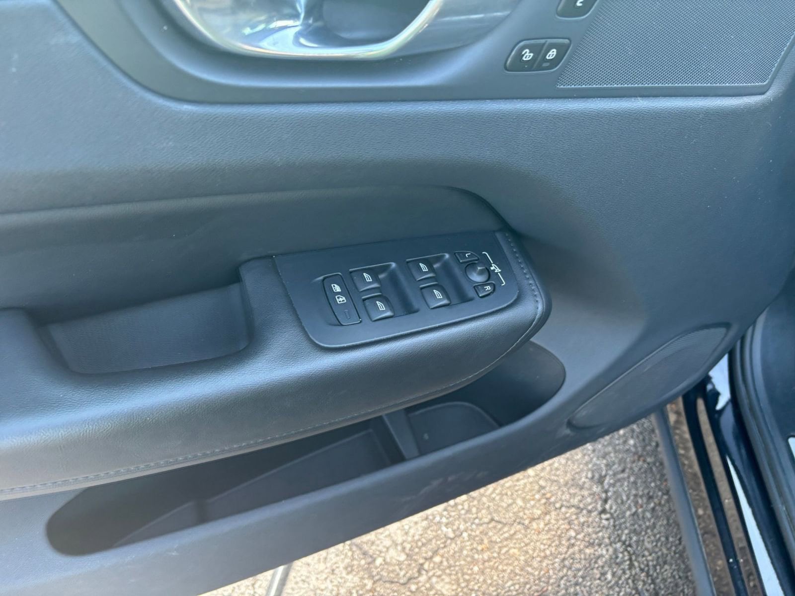 Thumbnail: 2023 Volvo XC60 - 20