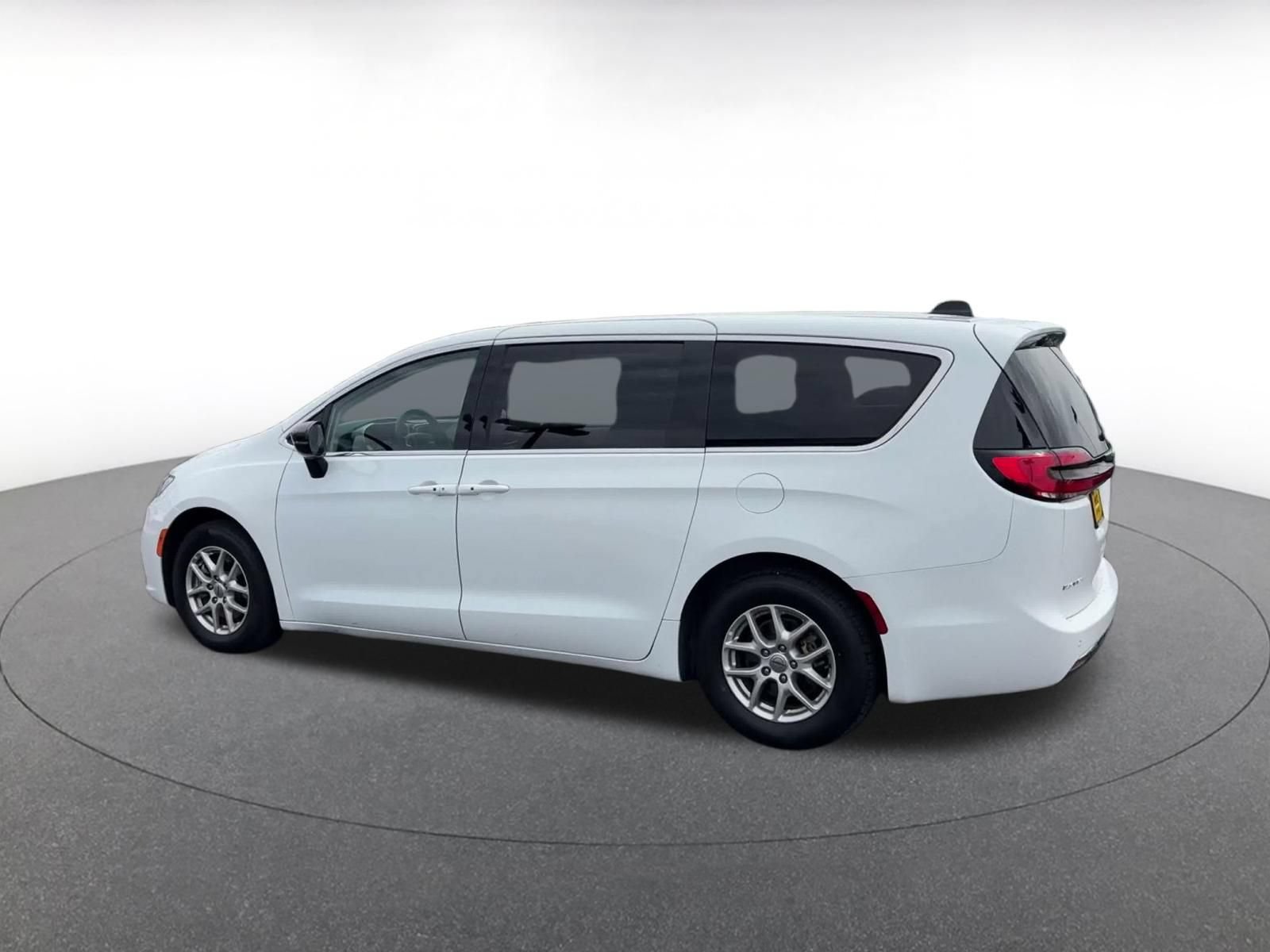 Thumbnail: 2024 Chrysler Pacifica - 9