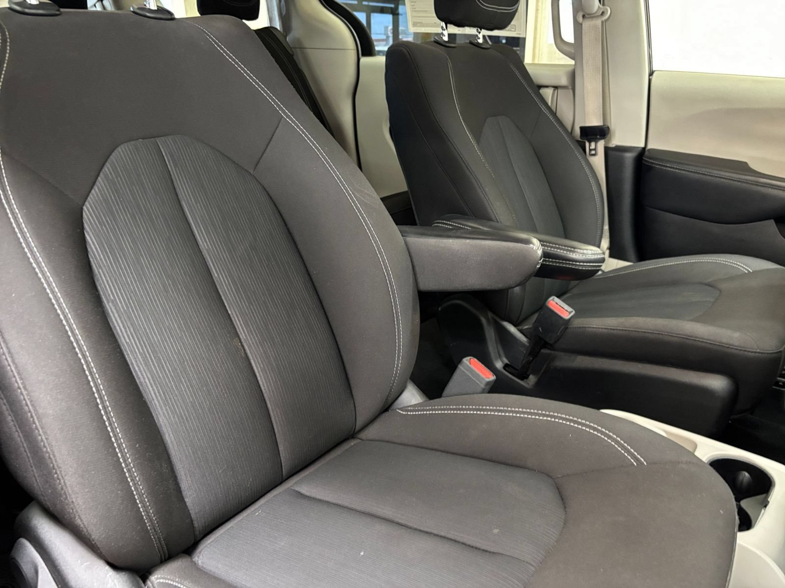 Thumbnail: 2023 Chrysler Voyager - 34