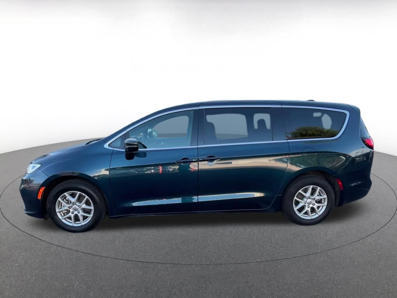 Thumbnail: 2025 Chrysler Pacifica - 8
