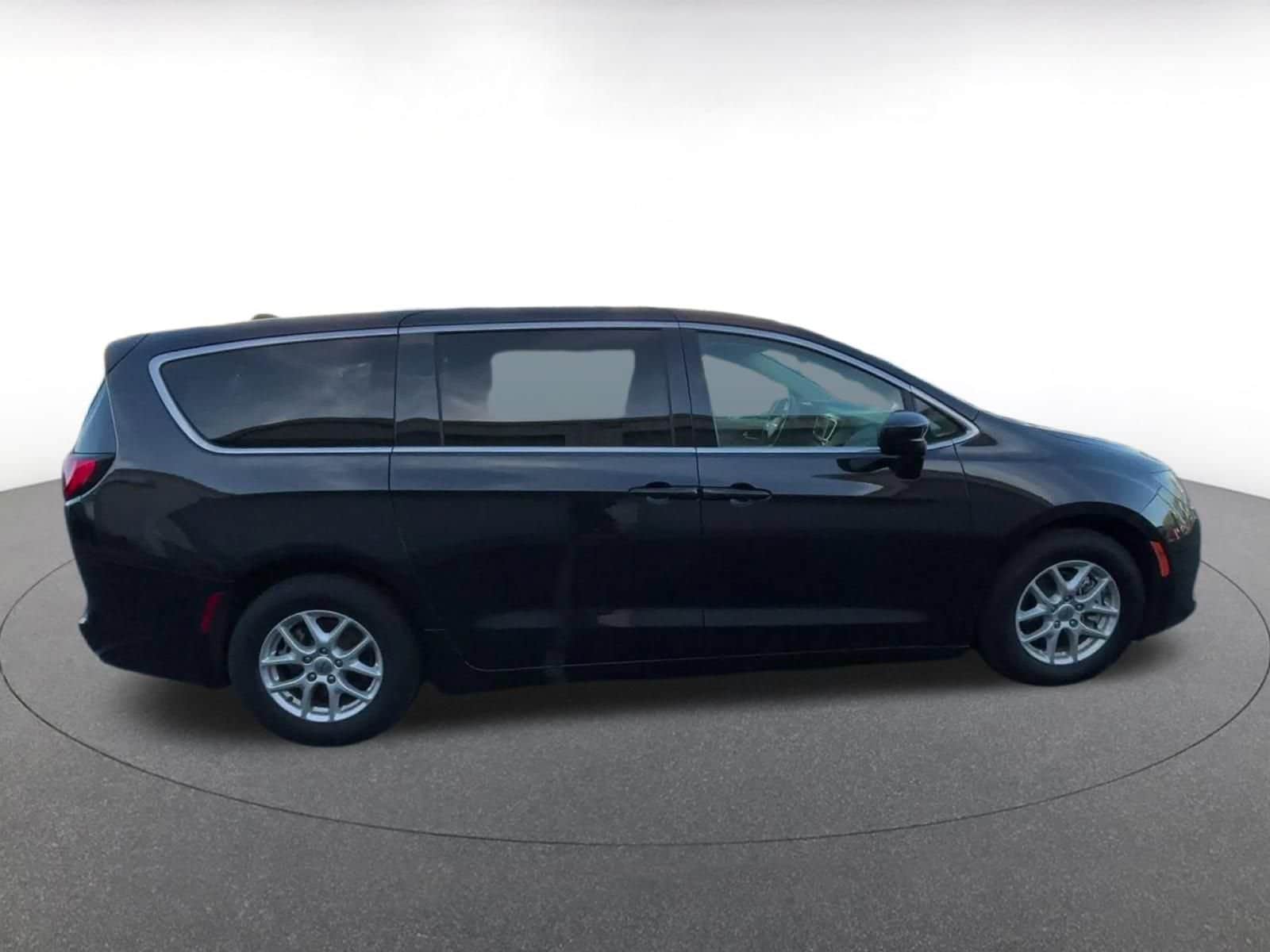 Thumbnail: 2023 Chrysler Voyager - 15